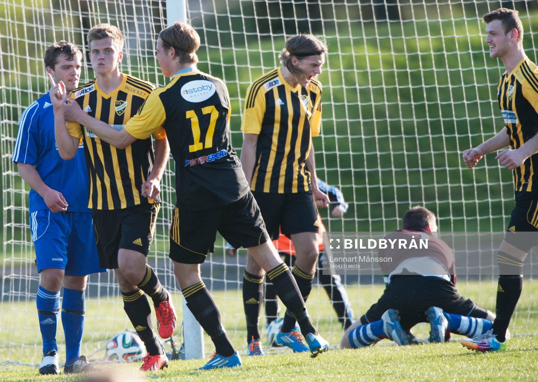 Hässleholms Niklas Jönsson har gjort 2-1 i matchen i div.