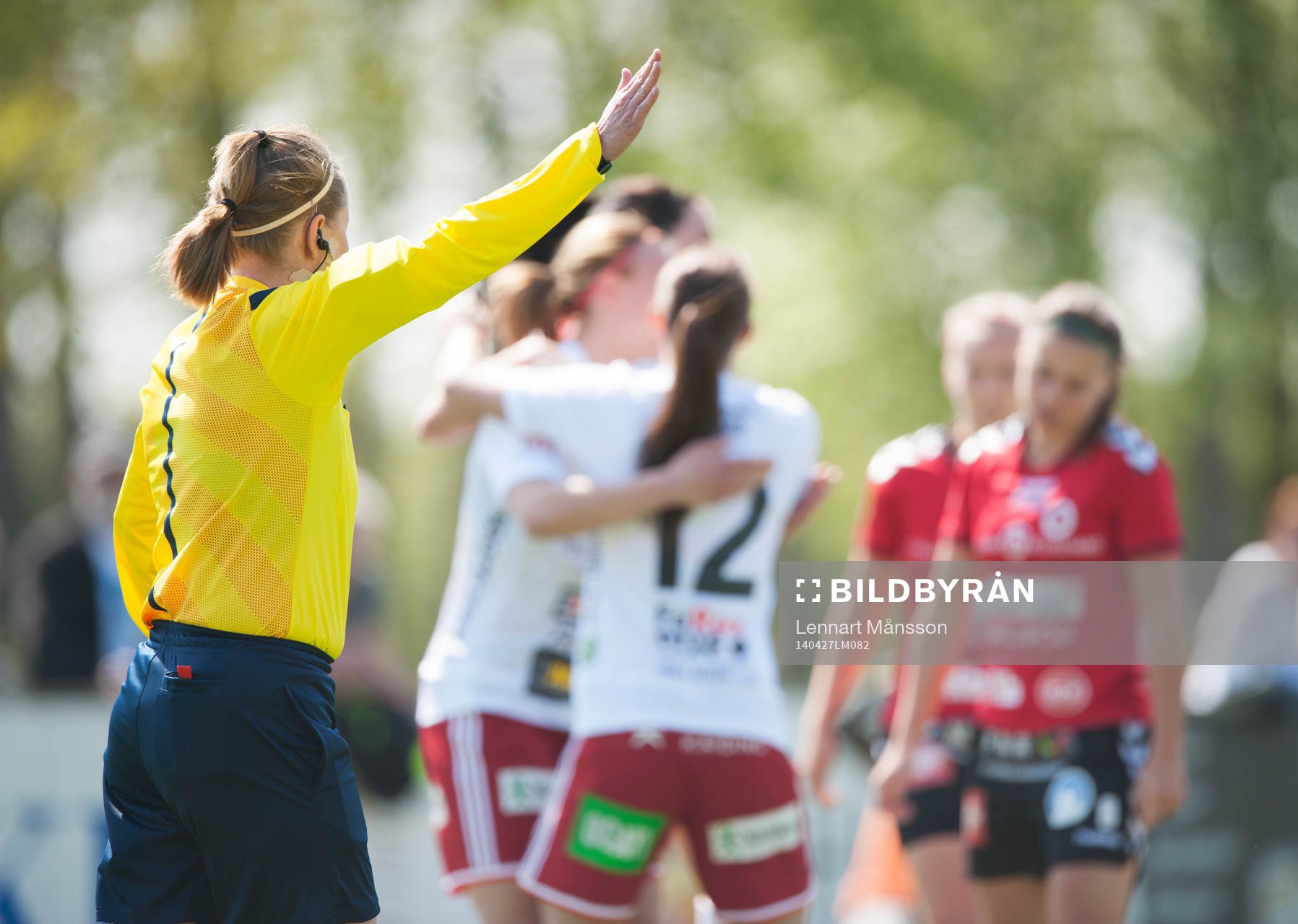 Domaren signalerar för mål sedan Piteås Elin Bergkvist
