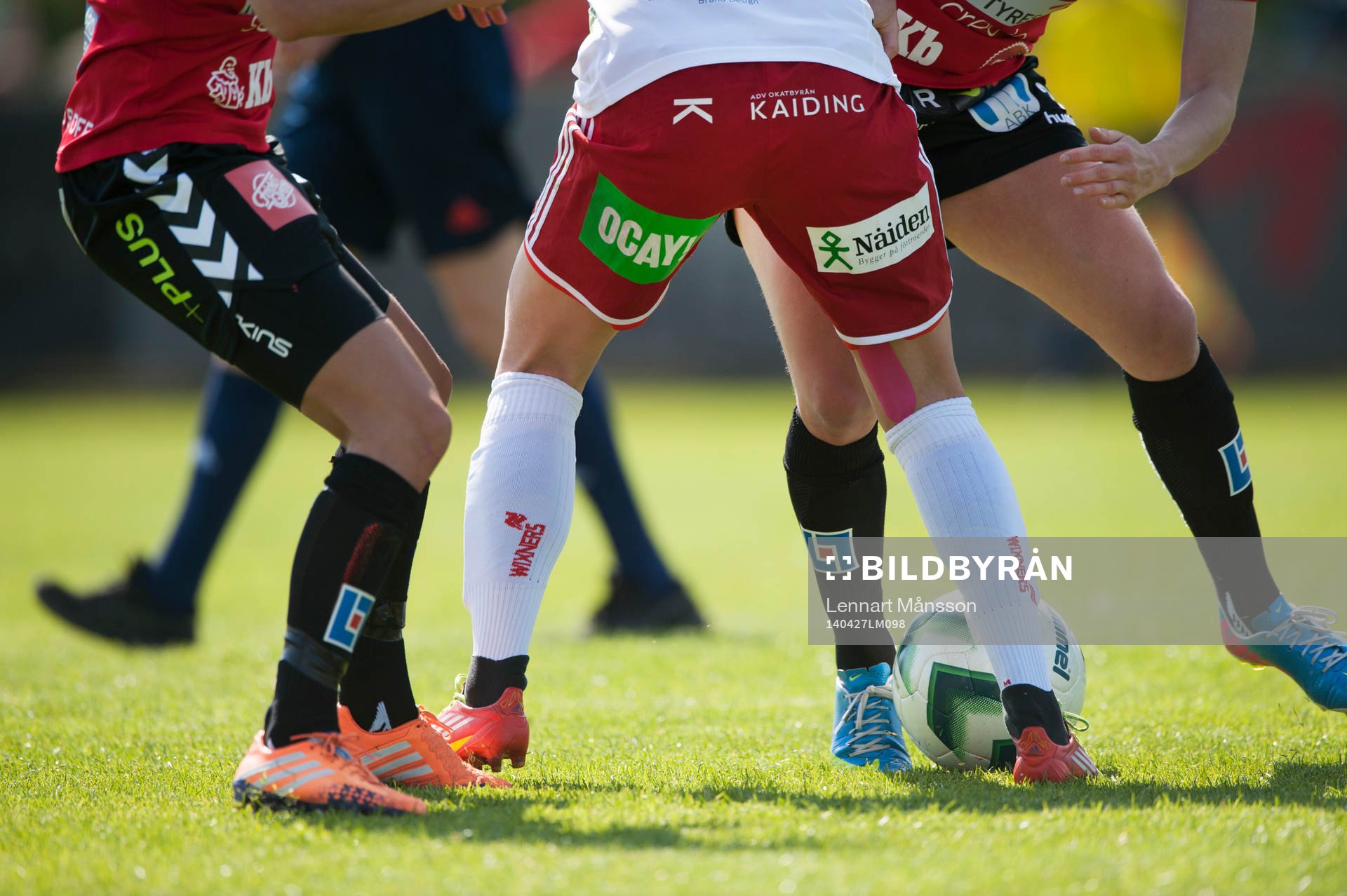 Kamp om bollen i matchen i damallsvenskan mellan