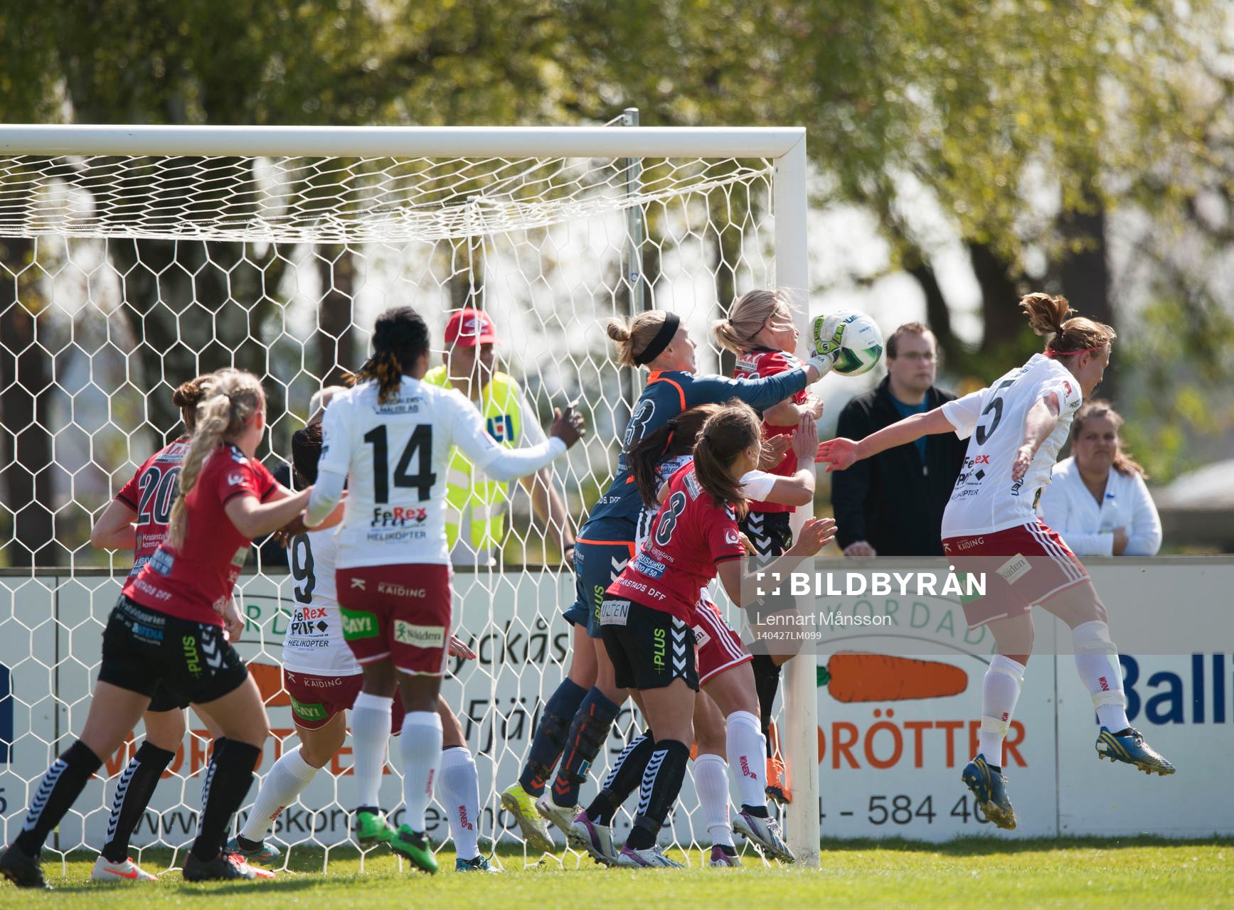 Klungspel vid hörna i matchen i damallsvenskan mellan