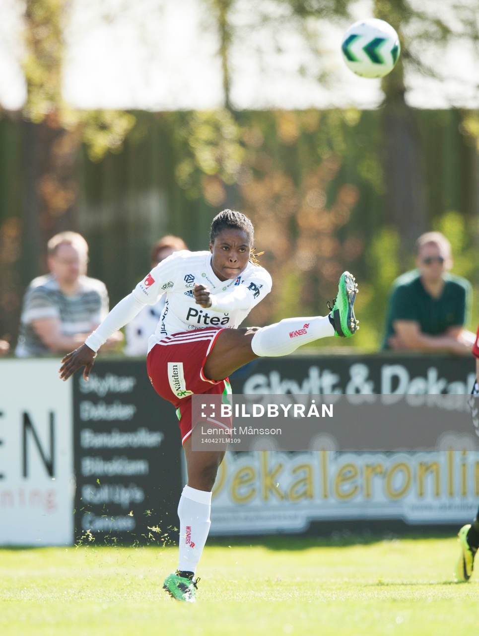 Piteås Faith Ikidi i matchen i damallsvenskan mellan