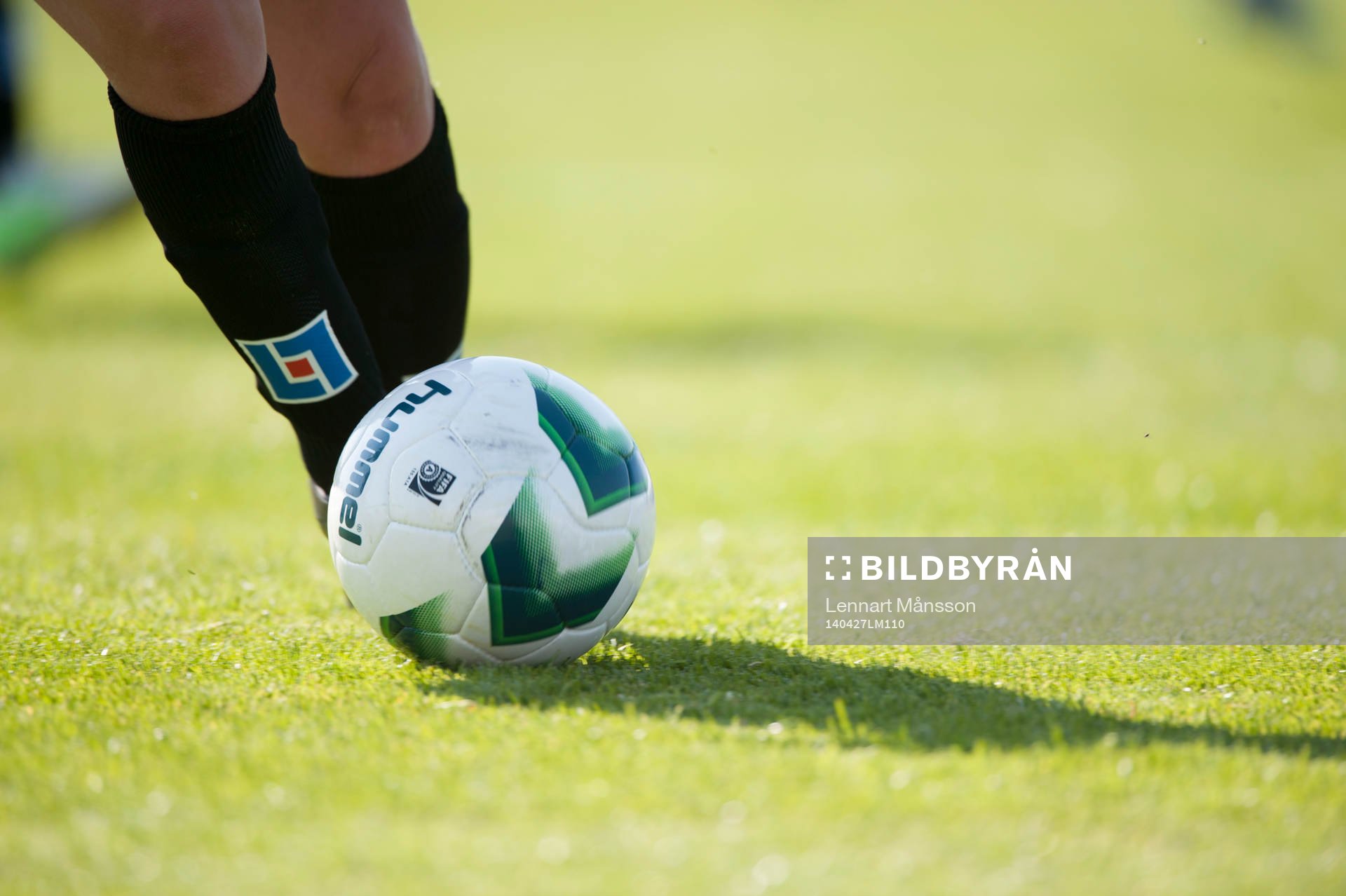 Fot och boll  i matchen i damallsvenskan mellan