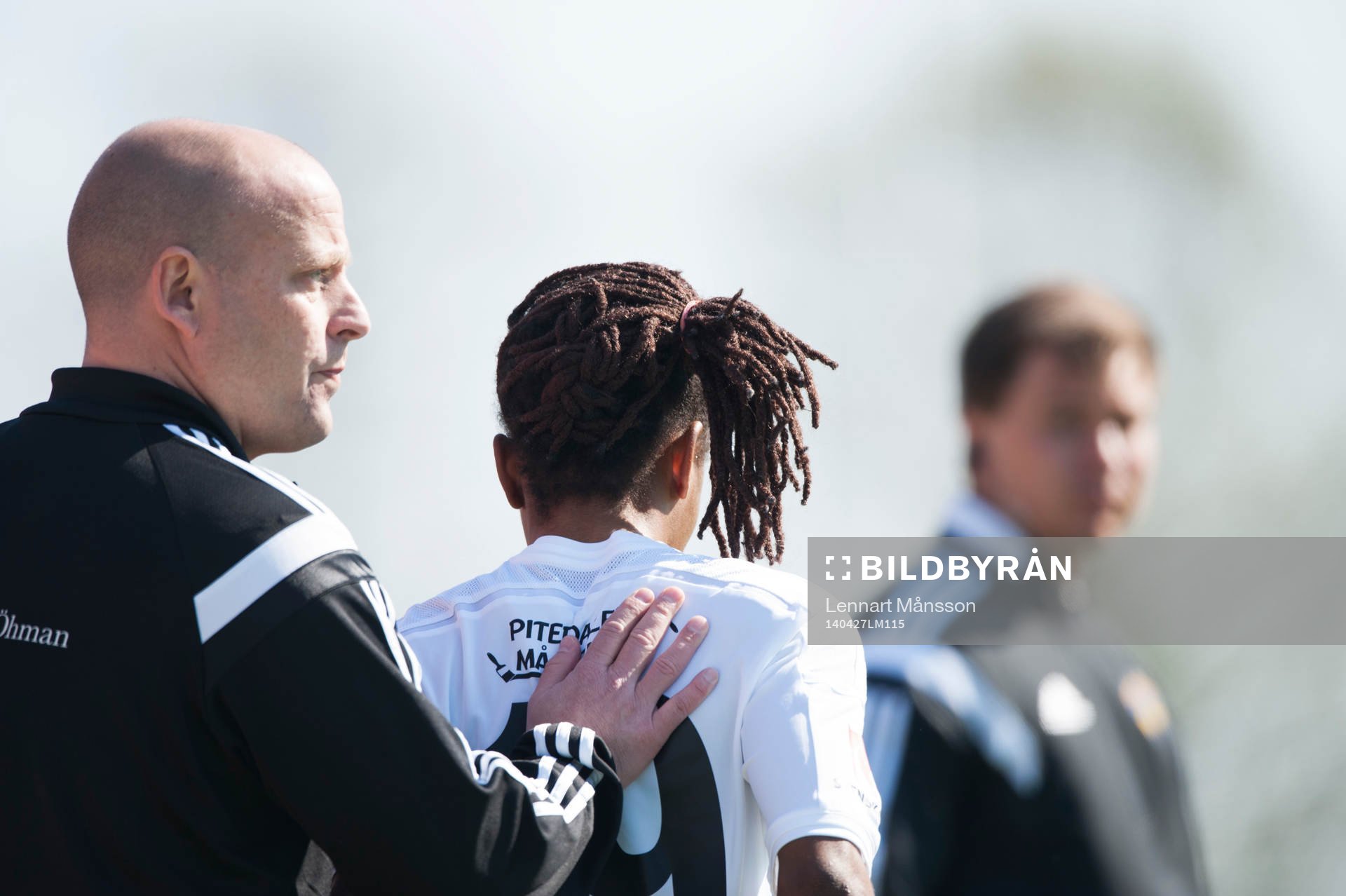 Piteås tränare Stellan Carlsson byter in Francisca Ordega i matchen i damallsvenskan mellan Kristianstad och Piteå i Kristianstad 27 april 2014.