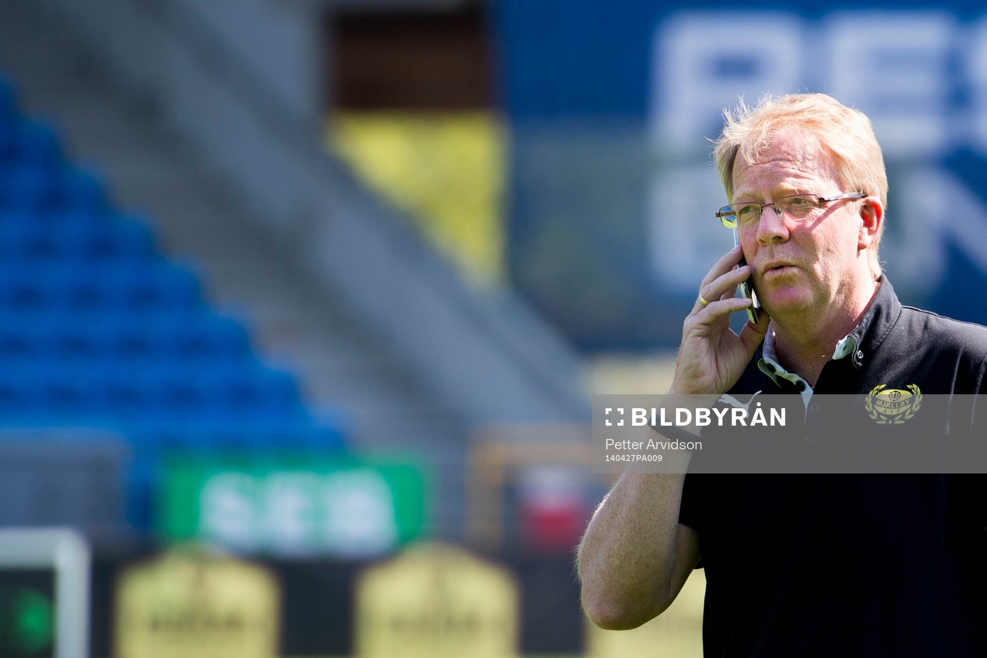 Mjällbys tränare Lars Jacobsson pratar i telefon