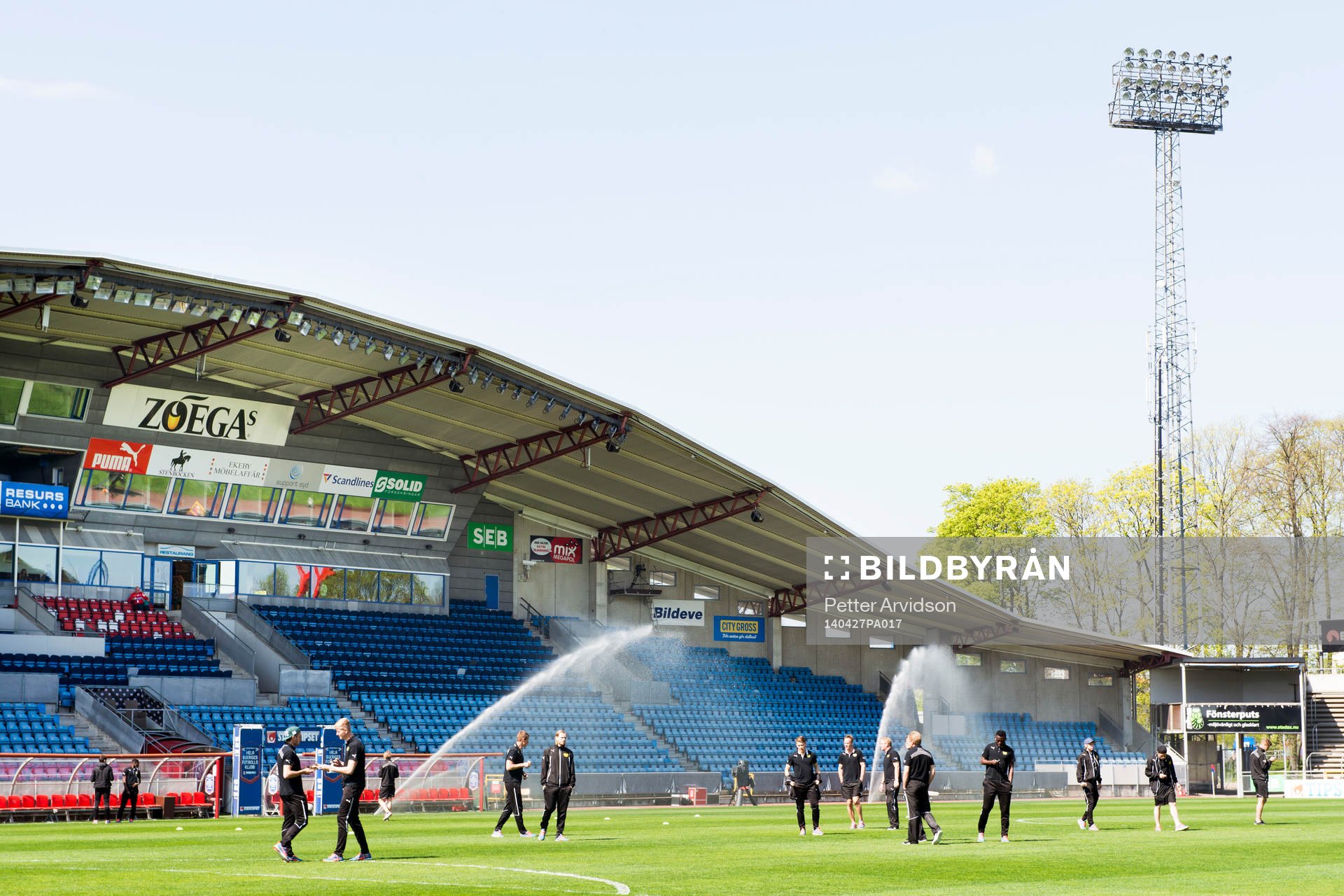 Mjällbys spelare är ute och känner på gräset