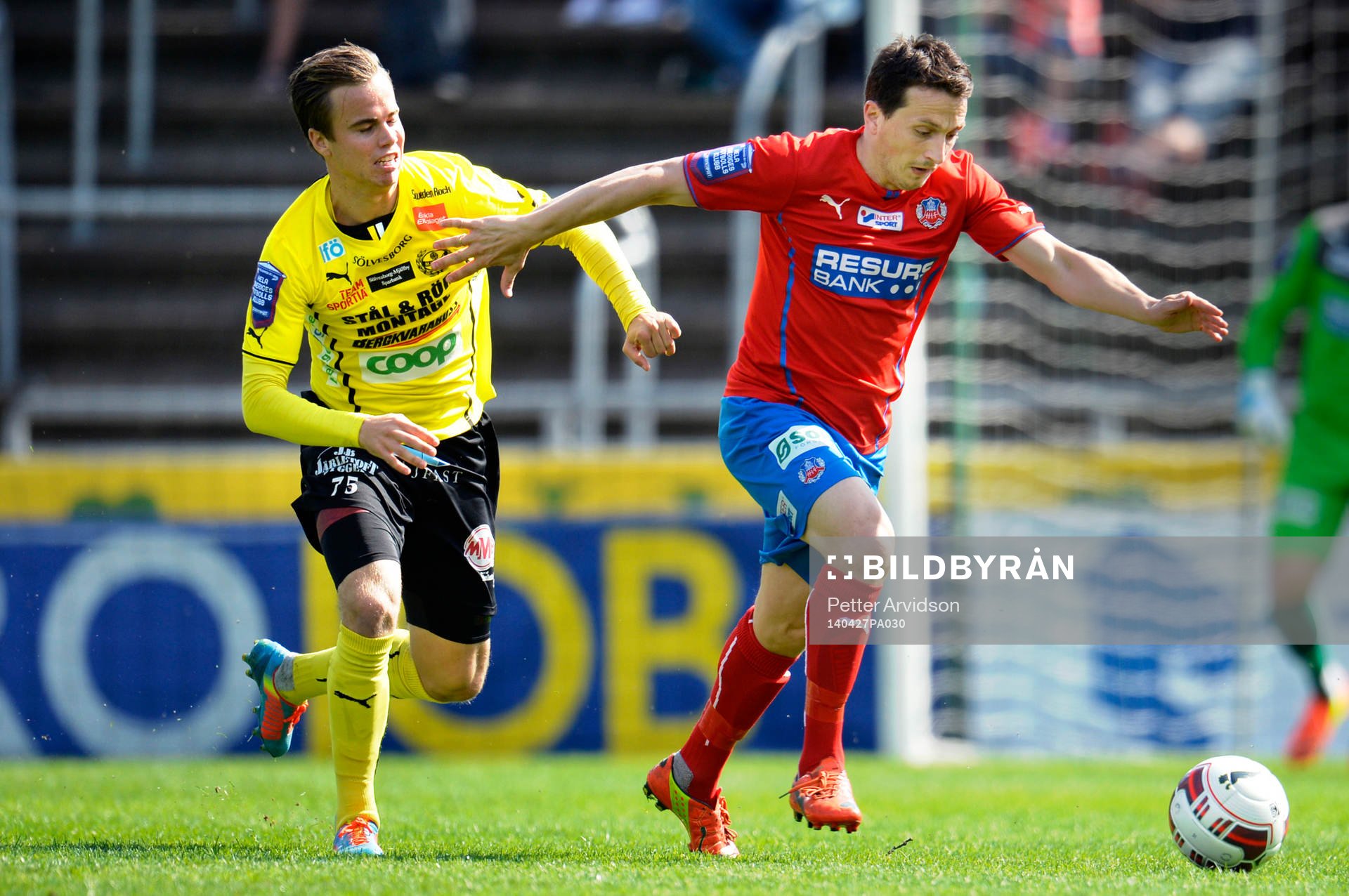 Mjällbys Andreas Blomqvist jagar Helsingborgs Ardian Gashi