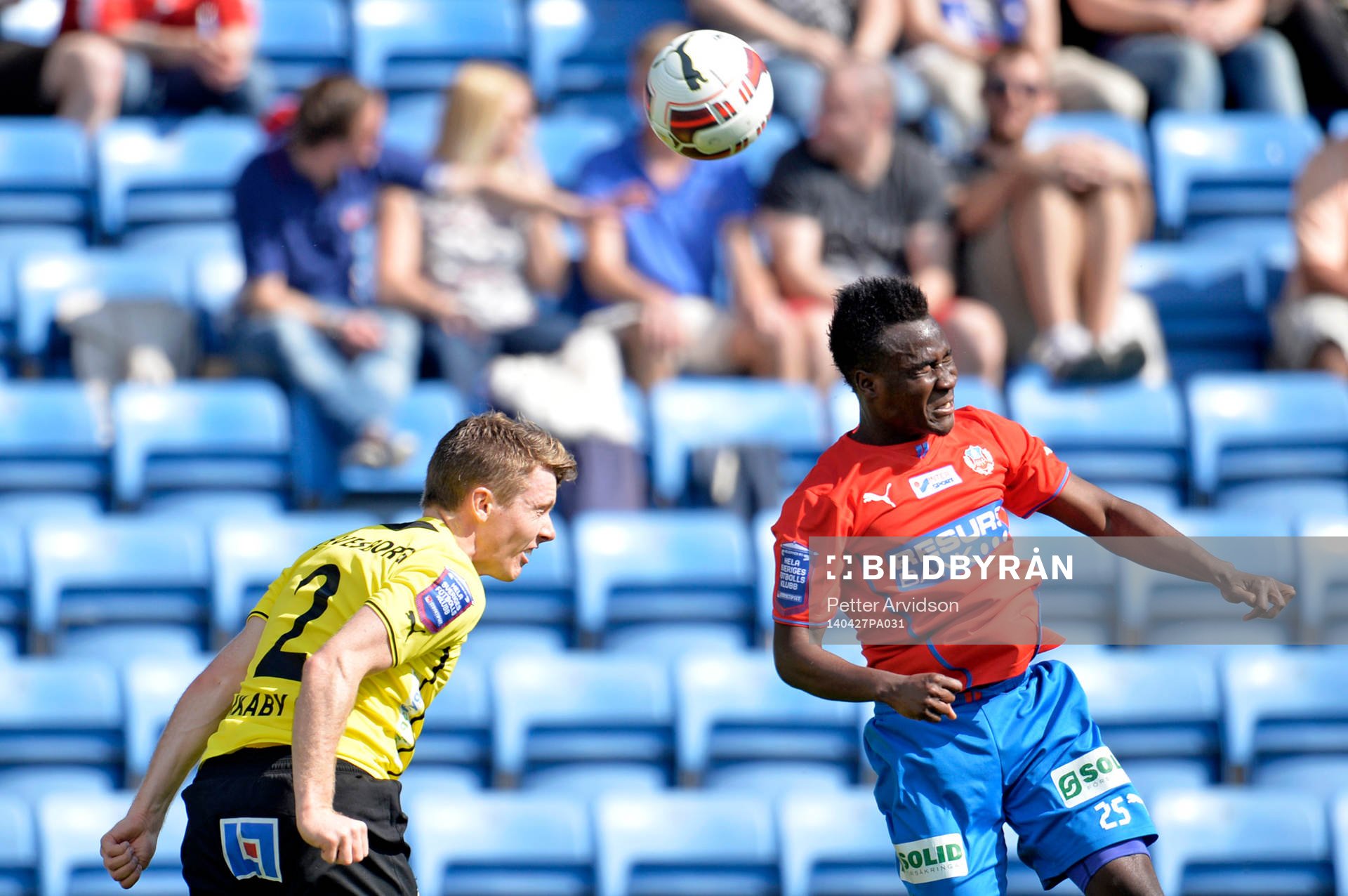 Mjällbys Viktor Agardius i nickduell med Helsingborgs David Accam under den allsvenska fotbollsmatchen mellan Helsingborg och Mjällby den 27 april 2014 i Helsingborg.