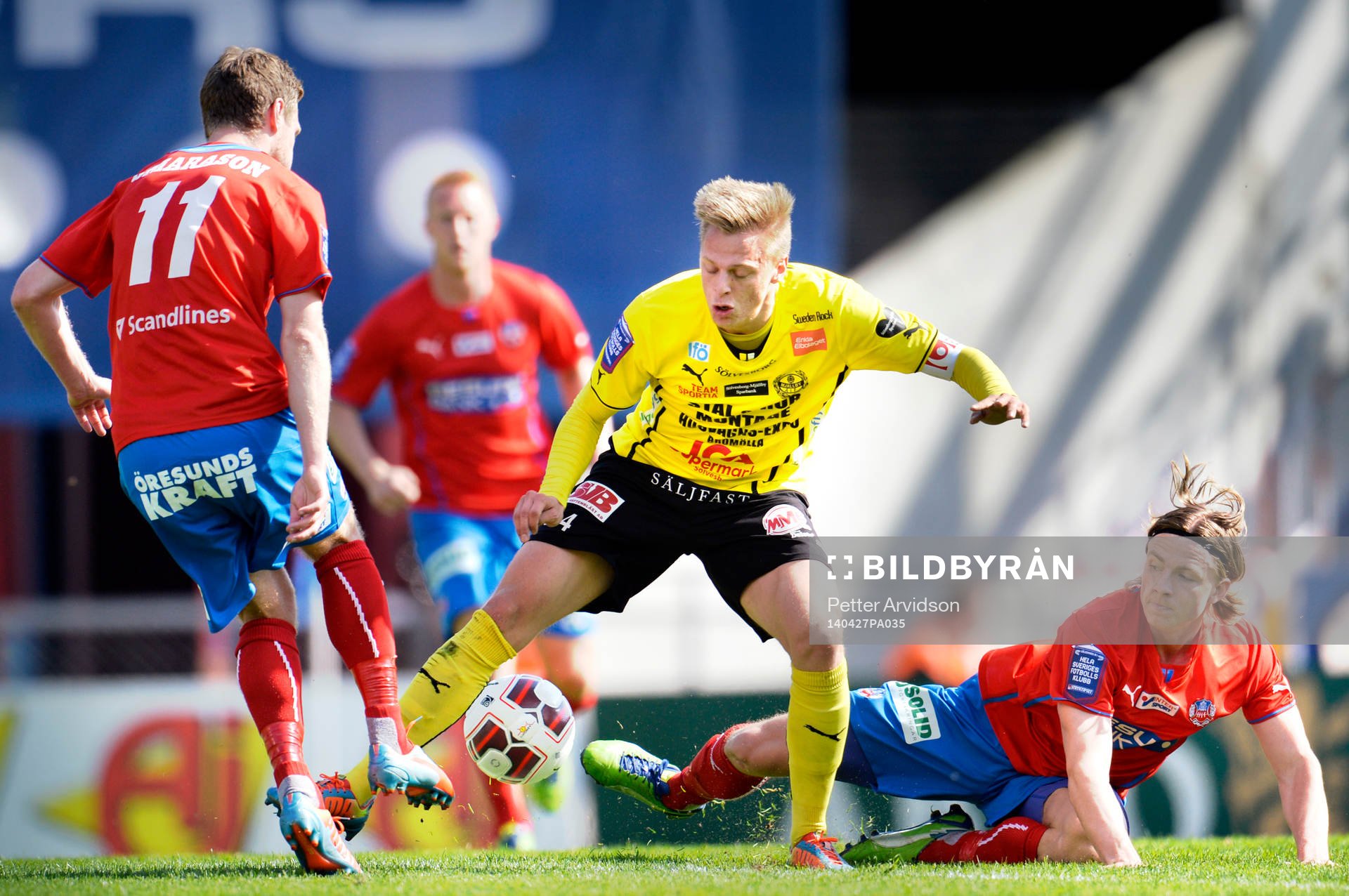 Helsingborgs Arnór Smárason och Carl Johansson jagar