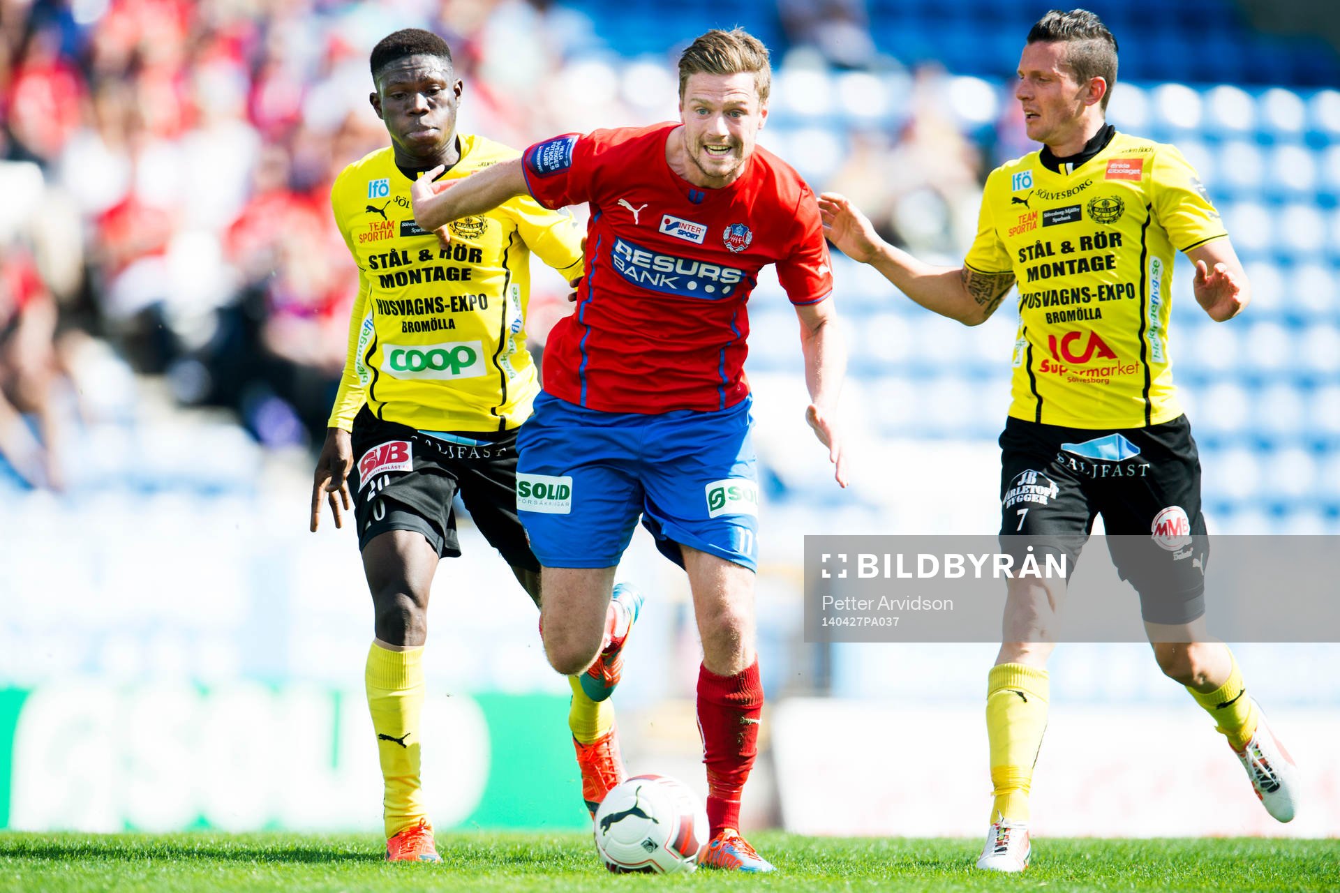 Helsingborgs Arnór Smárason i kamp med Mjällbys Kwame Bonsu och Kristian Haynes under den allsvenska fotbollsmatchen mellan Helsingborg och Mjällby den 27 april 2014 i Helsingborg.