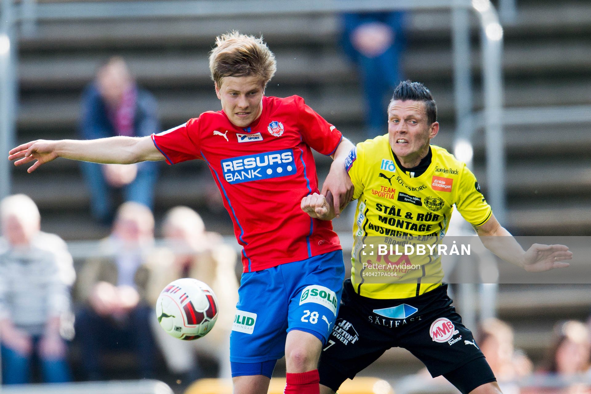 Helsingborgs Jere Uronen i kamp med Mjällbys Kristian Haynes under den allsvenska fotbollsmatchen mellan Helsingborg och Mjällby den 27 april 2014 i Helsingborg.