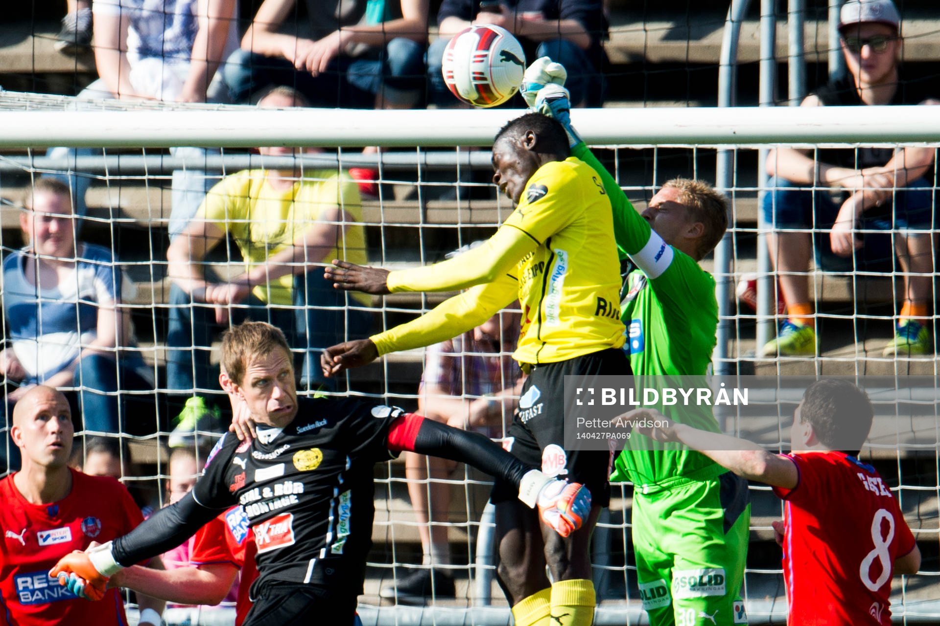 Helsingborgs målvatk Pär Hansson boxar ut bollen framför
