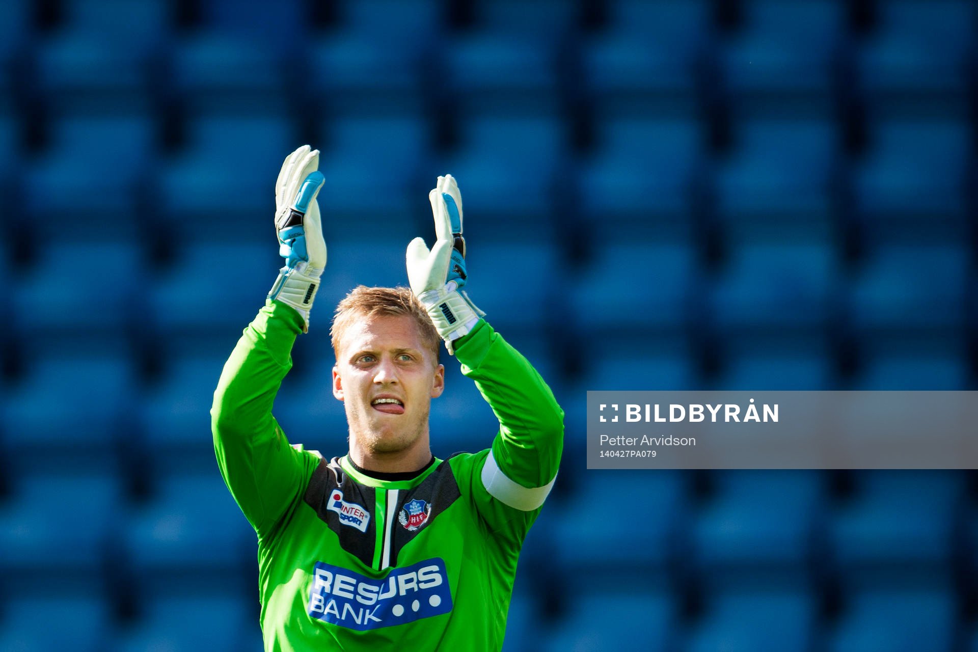Helsingborgs målvatk Pär Hansson tackar publiken