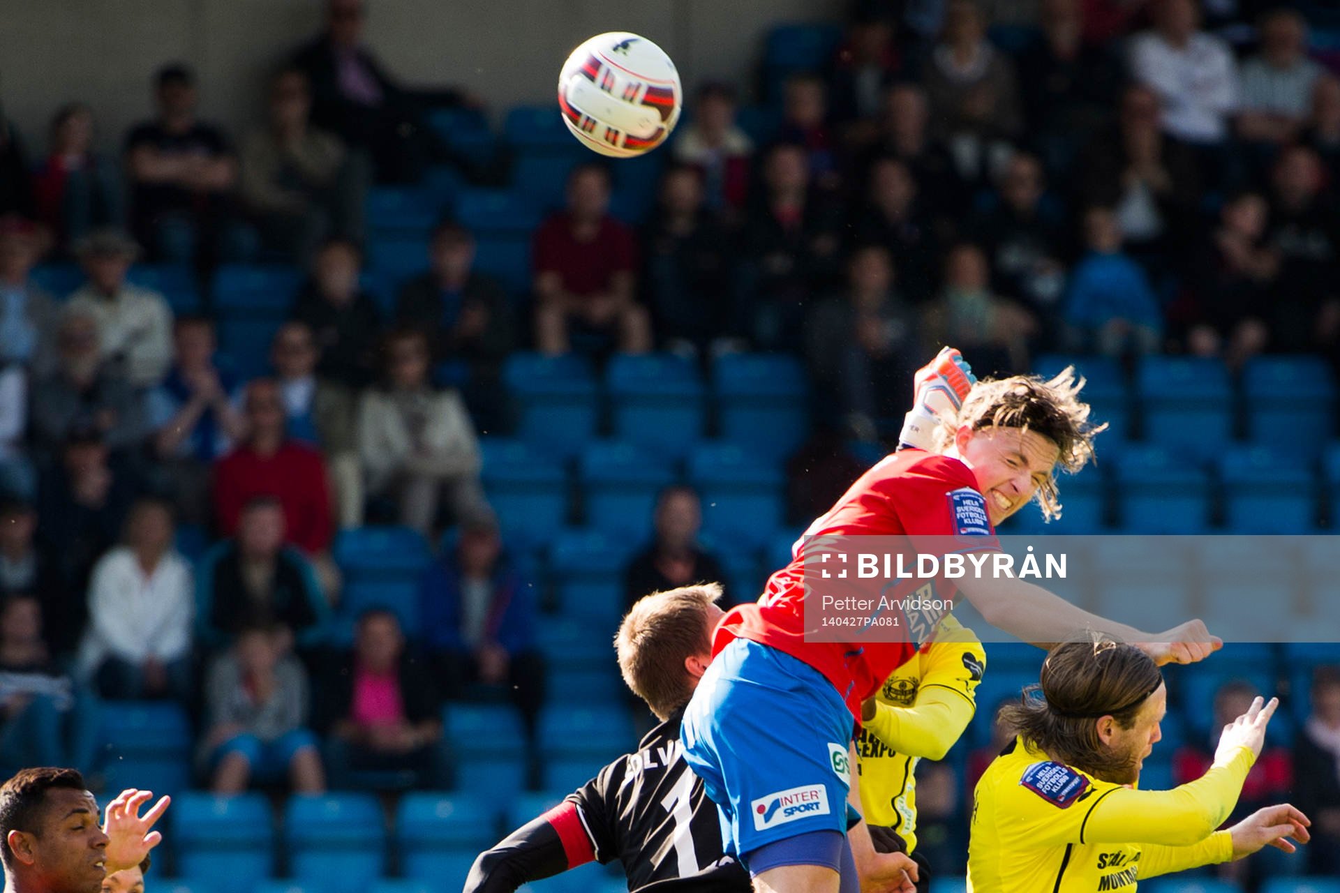Helsingborgs Carl Johansson och Mjällbys målvakt Mattias