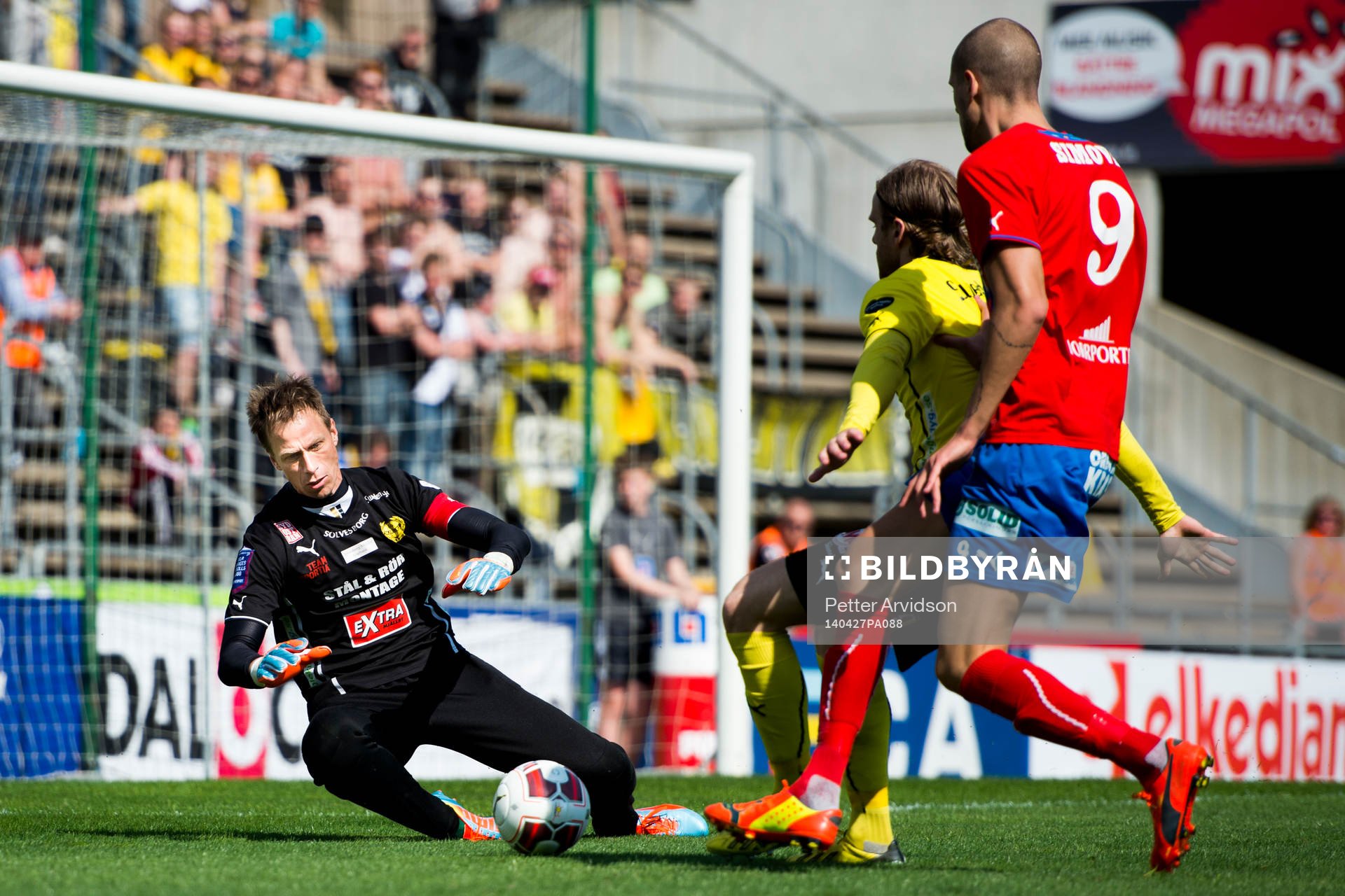 Mjällbys målvakt Mattias Asper plockar en boll framför