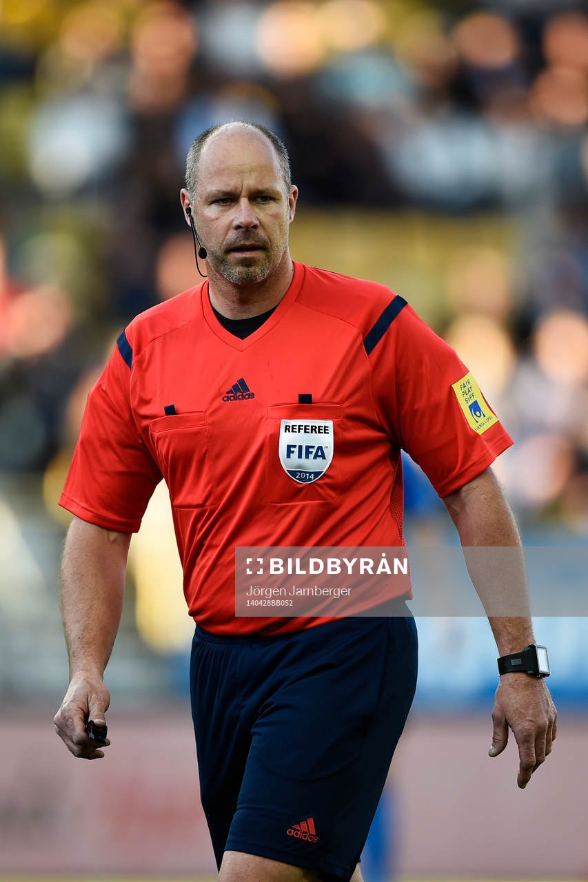 Domaren Martin Hansson under fotbollsmatchen i Allsvenskan mellan Elfsborg och Halmstad den 28 april 2014 i Borås.