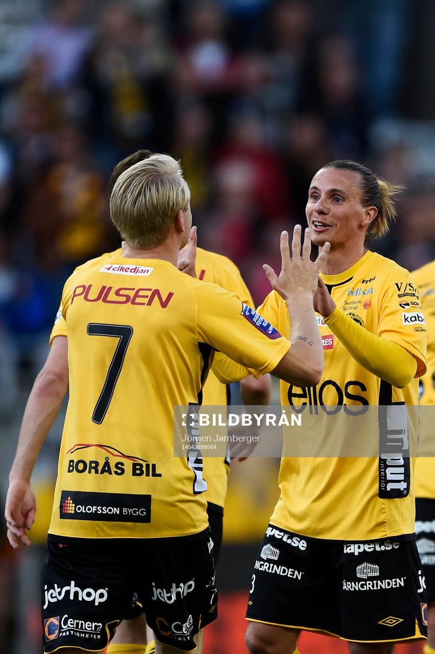 Elfsborgs Niklas Hult jublar efter 2-1 som var ett självmål under fotbollsmatchen i Allsvenskan mellan Elfsborg och Halmstad den 28 april 2014 i Borås.