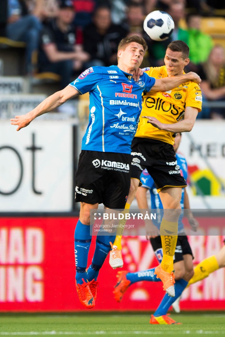 Nickduell mellan Halmstads Mikael Boman och Elfsborgs Jon Jönsson under fotbollsmatchen i Allsvenskan mellan Elfsborg och Halmstad den 28 april 2014 i Borås.
