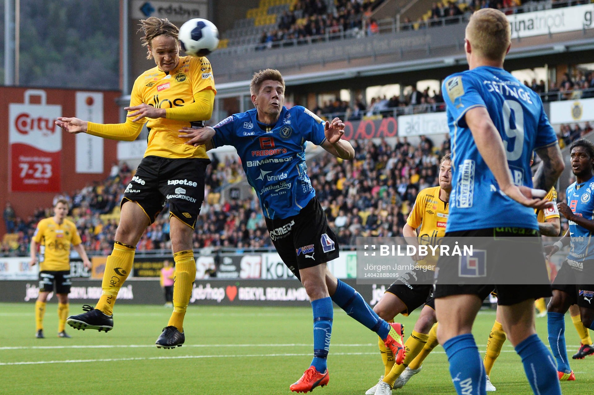 Elfsborgs Viktor Prodell och Halmstads Richard Magyar