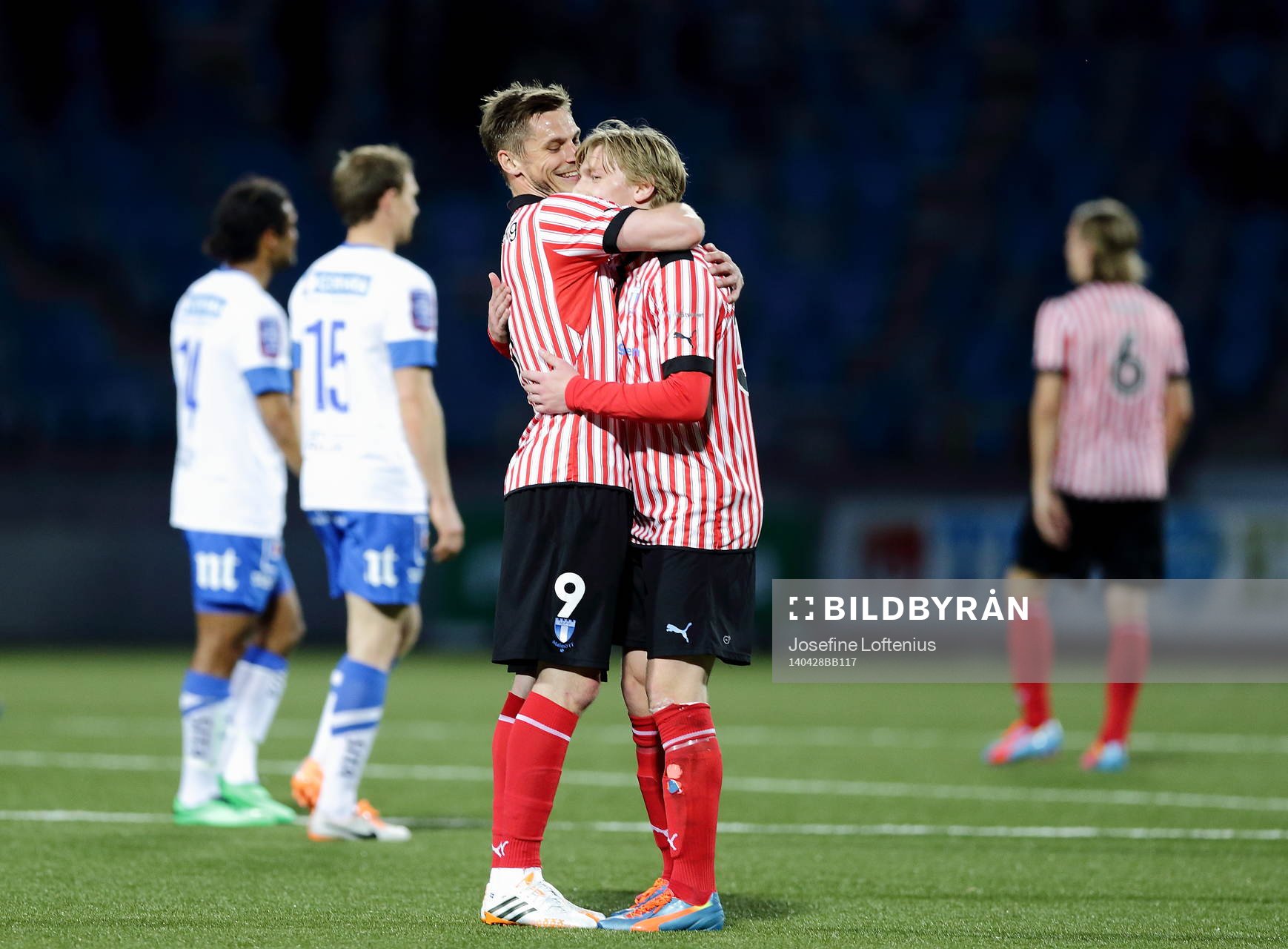 Malmös Markus Rosenberg och Malmös Emil Forsberg kramar