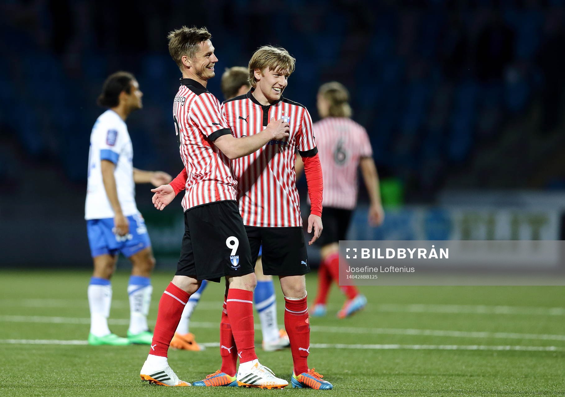 Malmös Markus Rosenberg och Malmös Emil Forsberg kramar