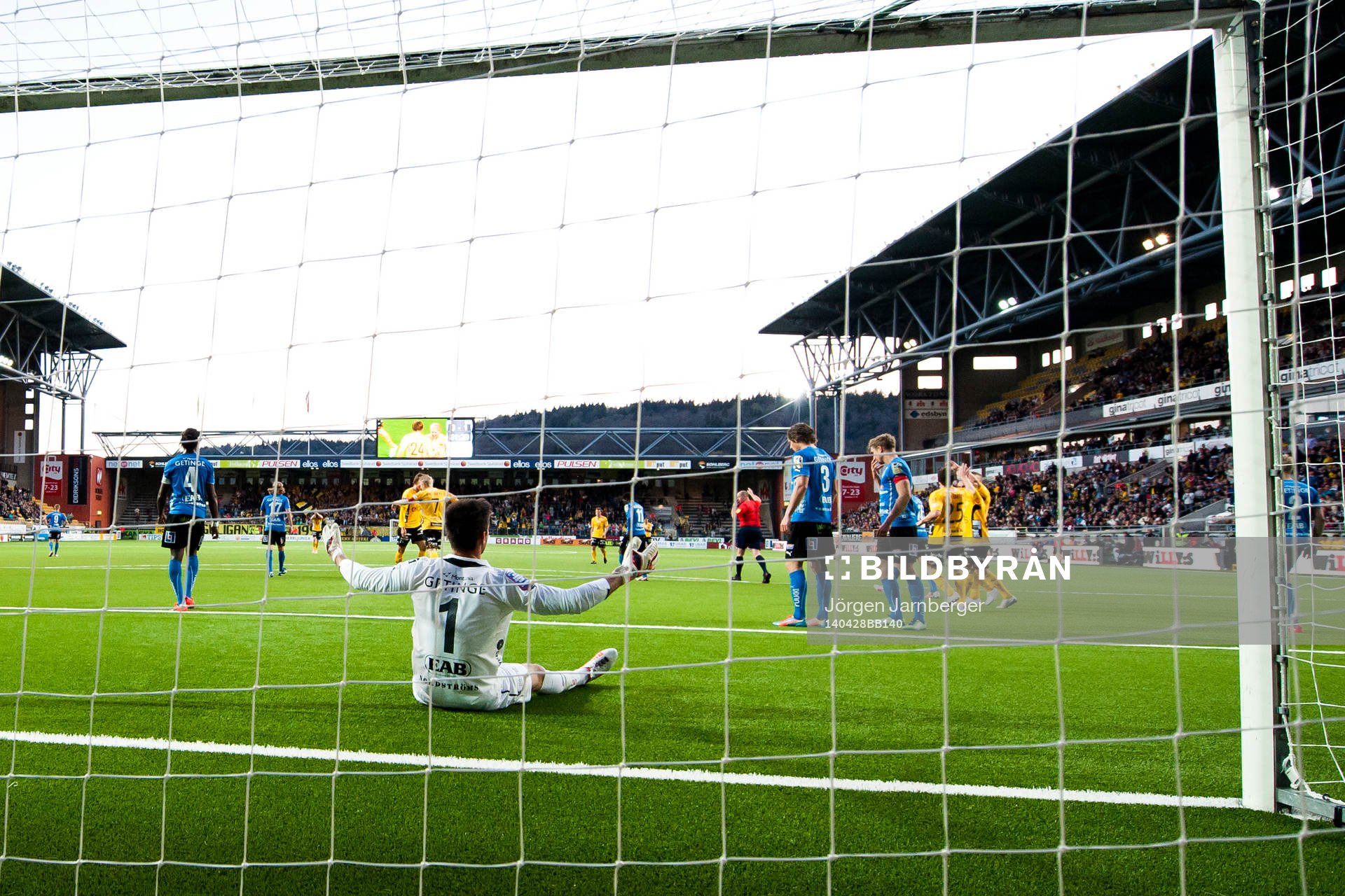Halmstads målvakt Stojan Lukic uppgiven