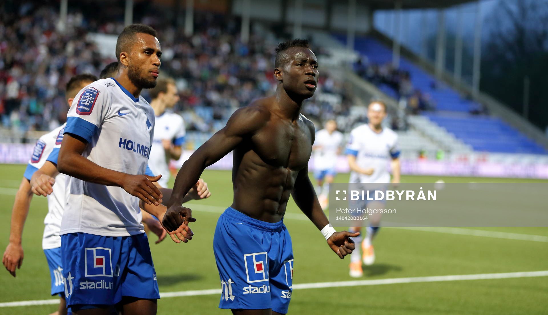Jubel efter mål 1-1 av Norrköpings Alhaji Kamara som tagit av sig tröjan under fotbollsmatchen i allsvenskan mellan Norrköping och Malmö den 28 april 2014 i Norrköping.