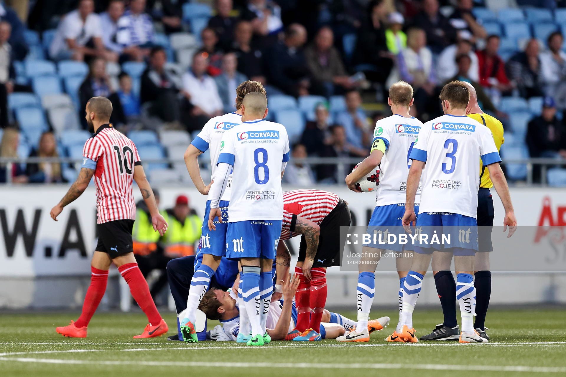 Norrköpings Marcus Falk Olander ligger ner skadad