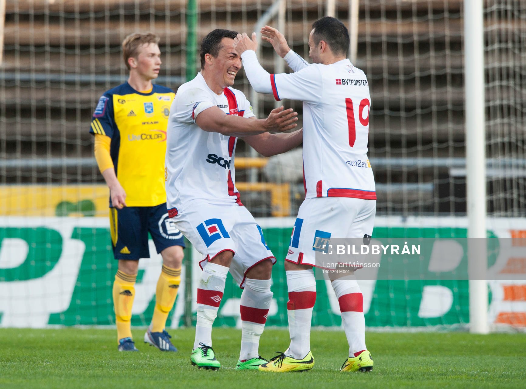 Assyriskas Admir Aganovic har gjort 1-1 och tackar Levon