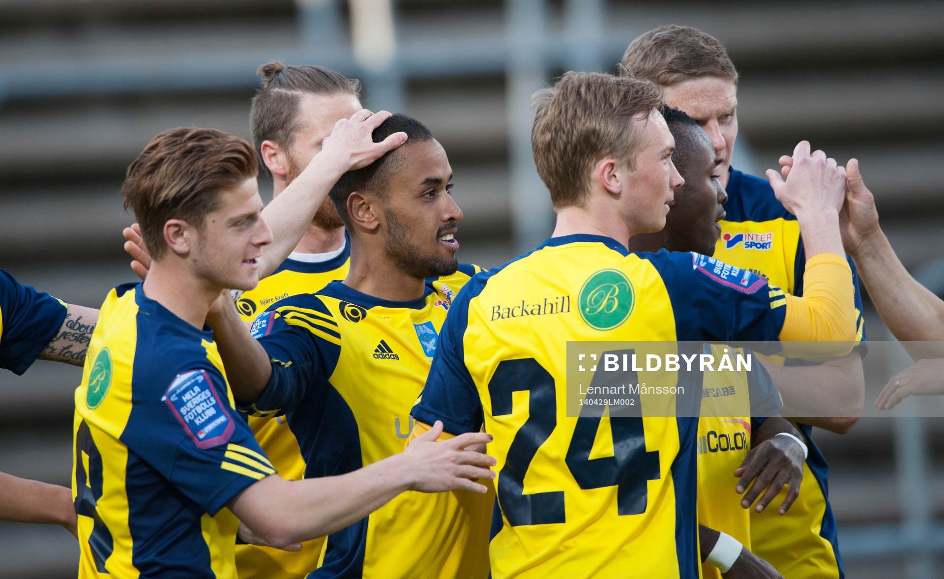Ängelholms Junes Barny har gjort 1-0 och grattas i matchen
