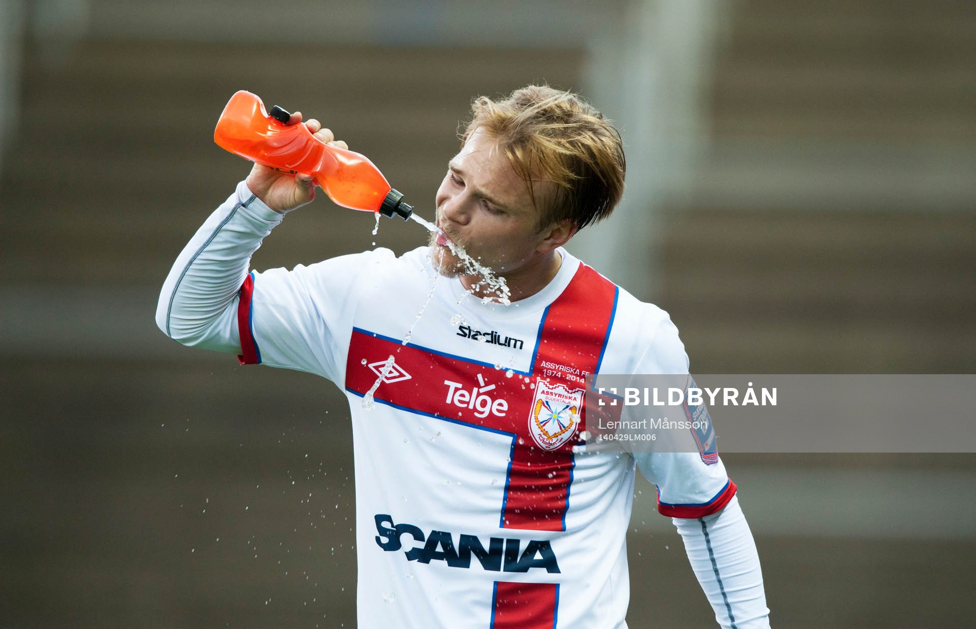 Assyriskas Christopher Brandeborb svalkar sig i matchen i