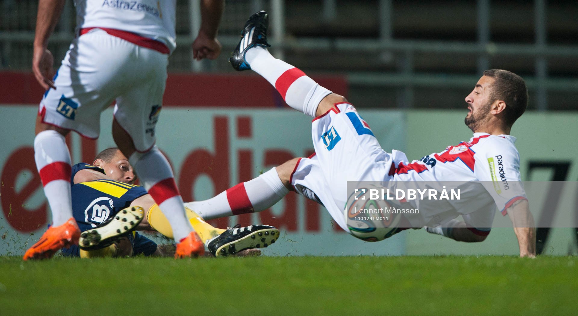 Assyriska föll när man skulle raka in bollen i matchen i Superettan i fotboll mellan Ängelholm och Assyriska i Helsingborg 29 april 2014.