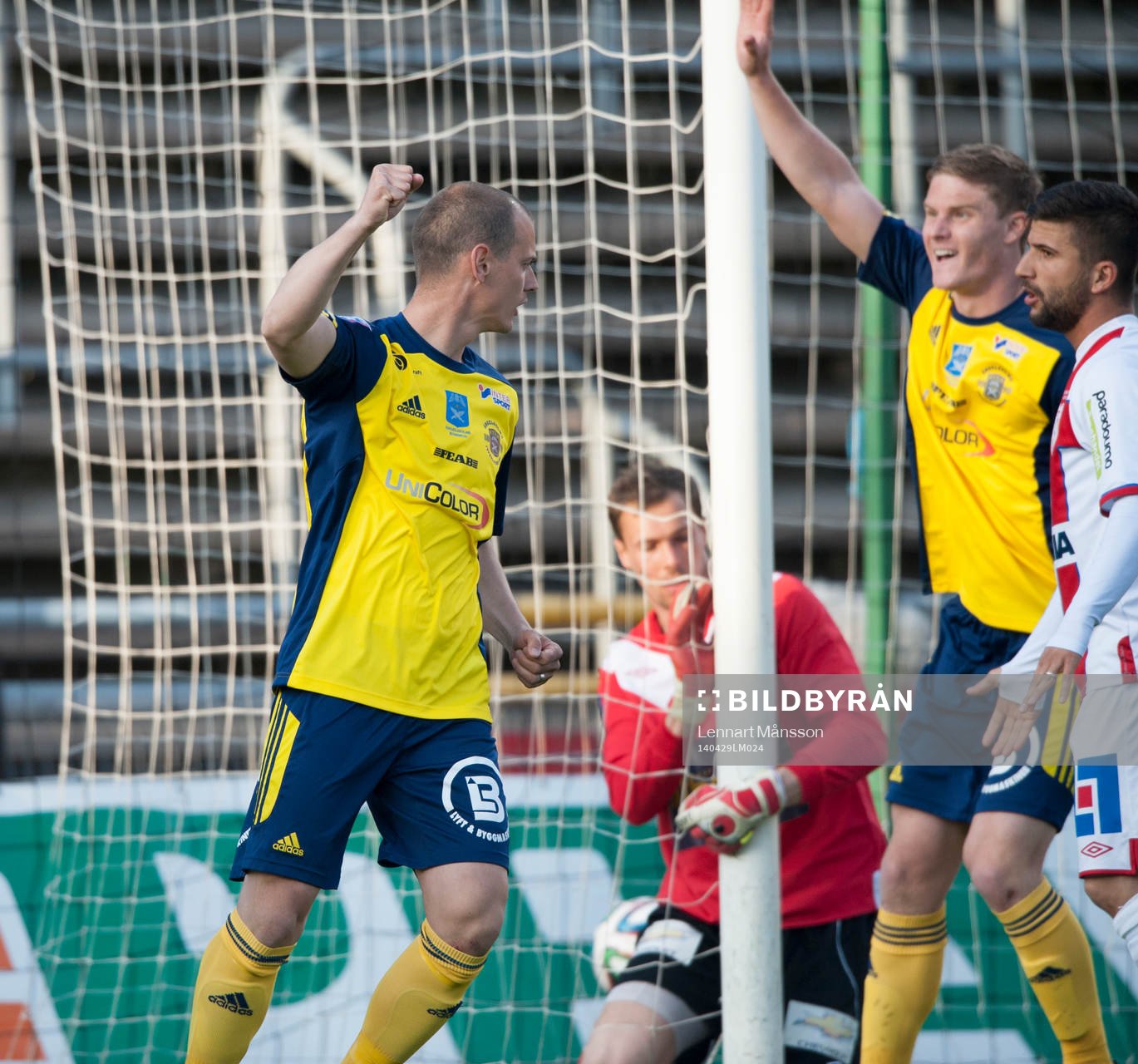 Ängelholms Junes Barny har slagit en hörna i mål och gjort 1-0, lagkamraterna Jakob Augustsson och Eric Pothast jublar, i matchen i Superettan i fotboll mellan Ängelholm och Assyriska i Helsingborg 29 april 2014.