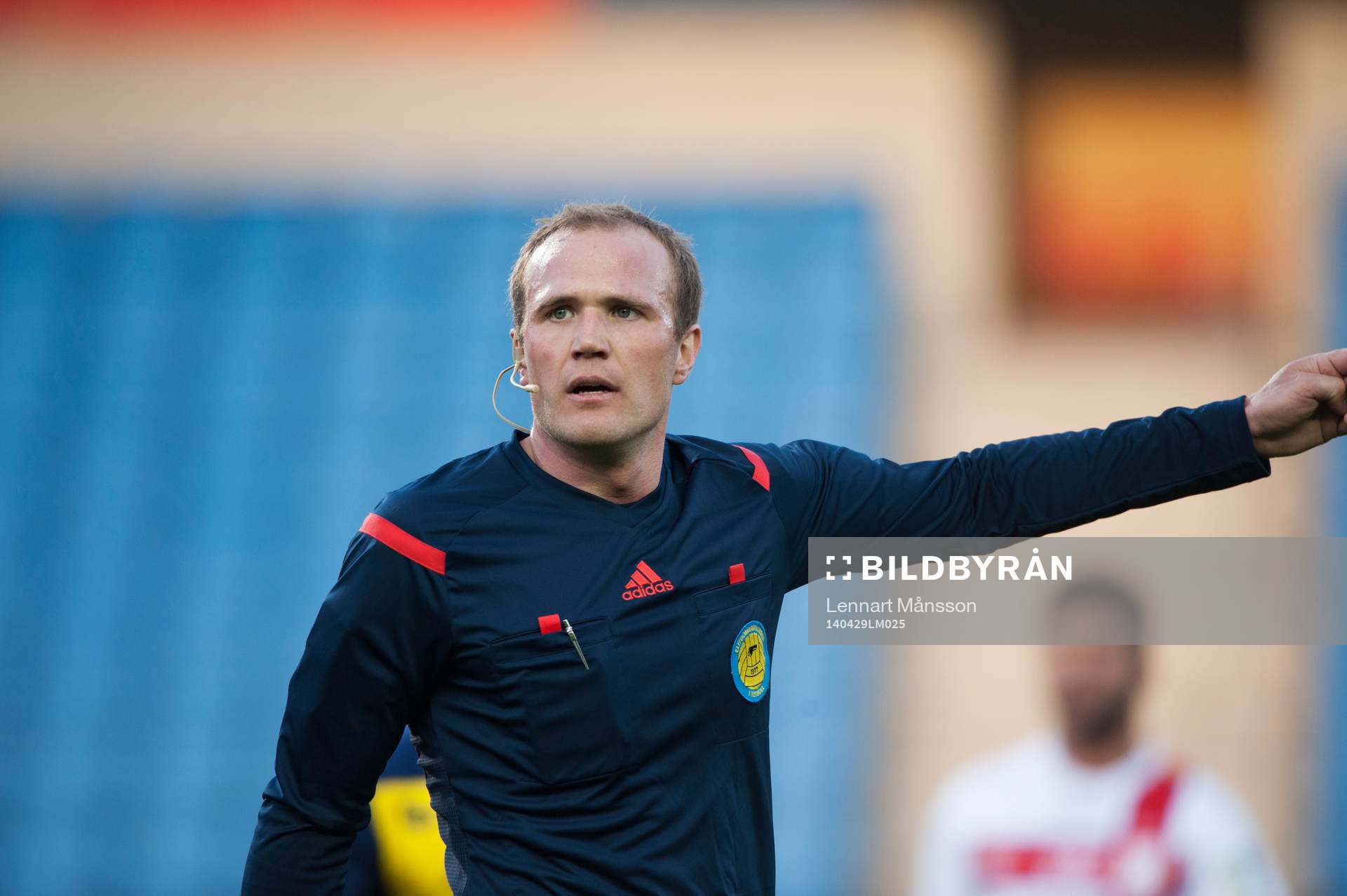 Domaren Patrik Eriksson i matchen i Superettan i fotboll