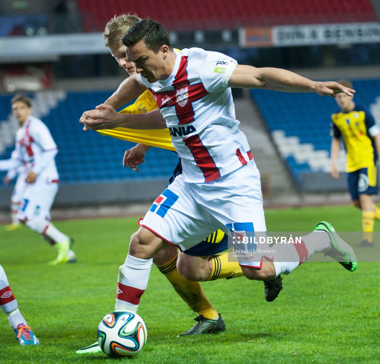Ängelholms Eric Pothast och Assyriskas Admir Aganovic i