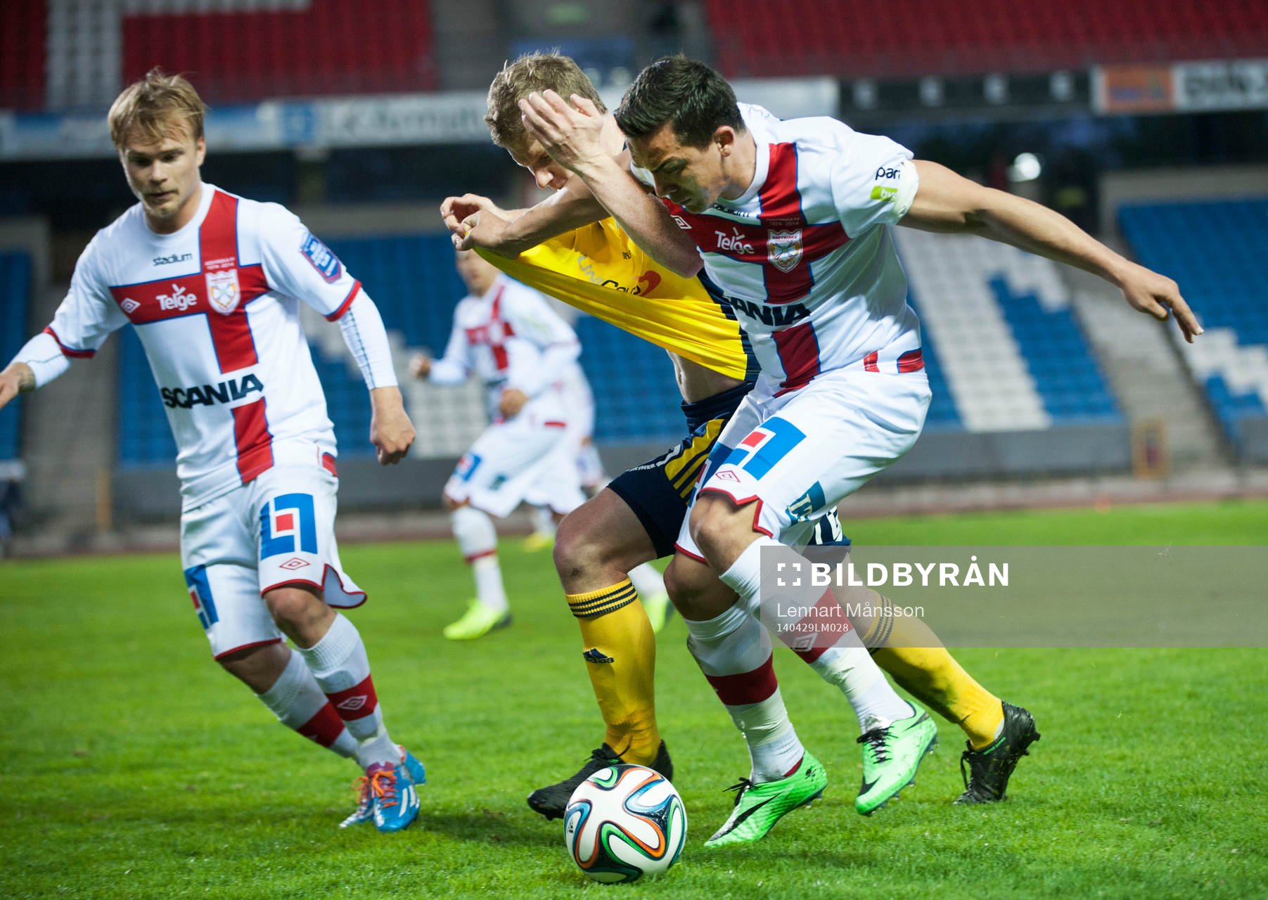 Ängelholms Eric Pothast och Assyriskas Admir Aganovic i