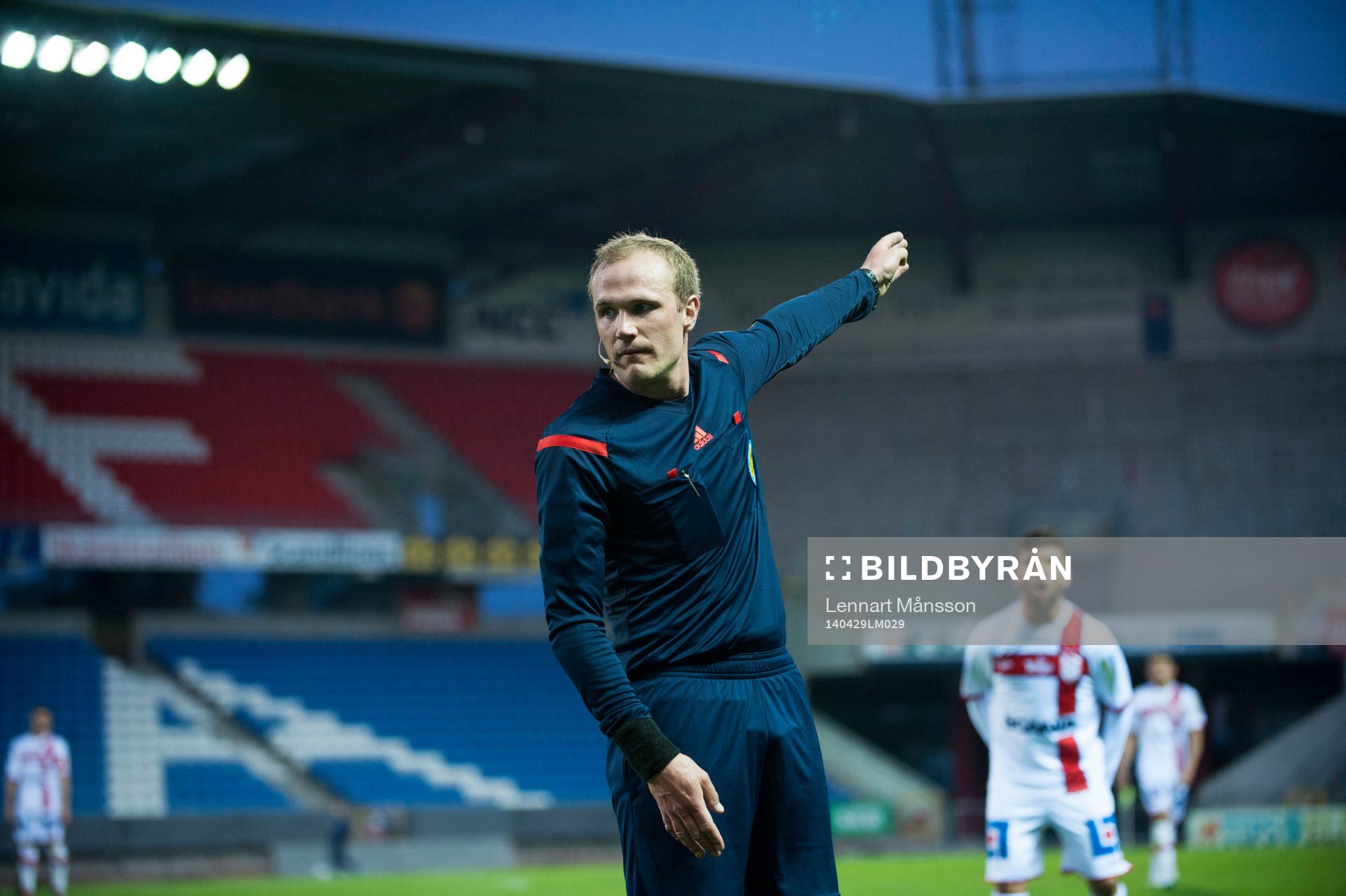 Domaren Patrik Eriksson i matchen i Superettan i fotboll
