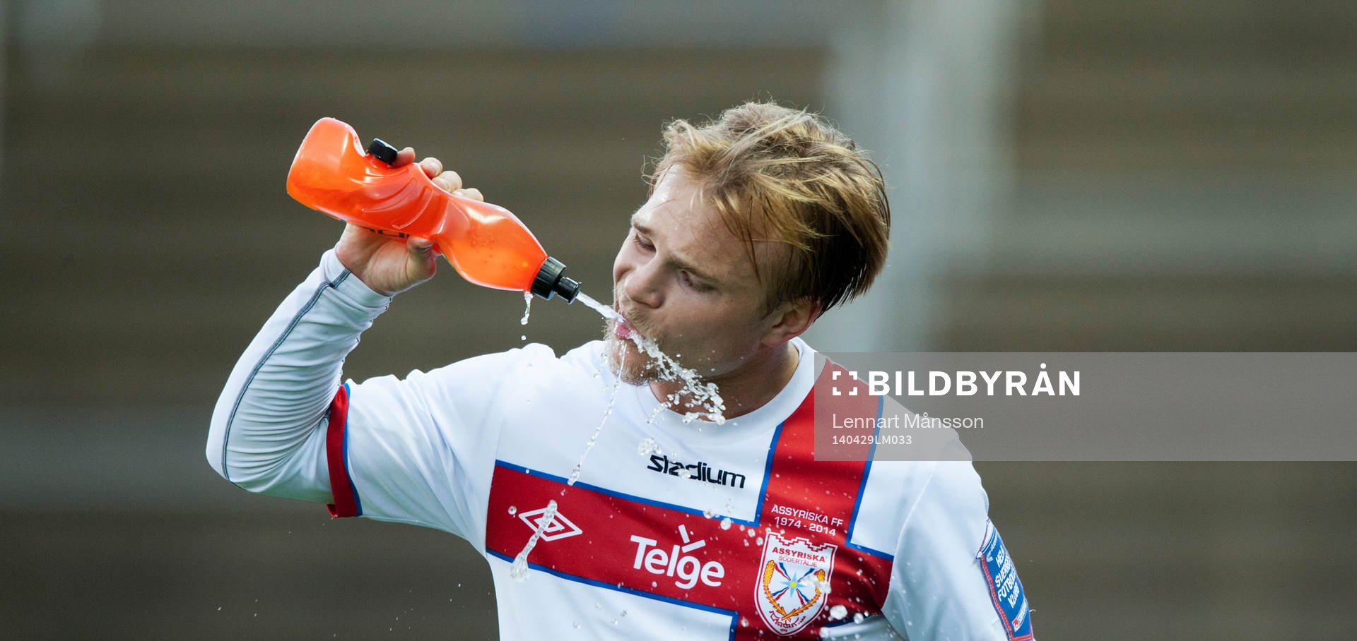 Assyriskas Christopher Brandeborn svalkar sig i matchen i Superettan i fotboll mellan Ängelholm och Assyriska i Helsingborg 29 april 2014.