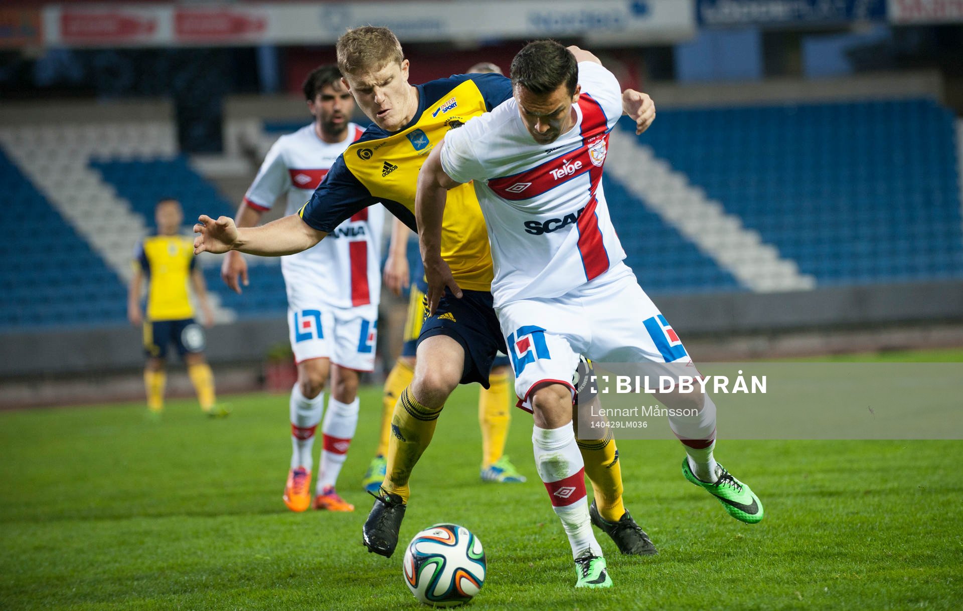 Ängelholms Eric Pothast och Assyriskas Admir Aganovic i