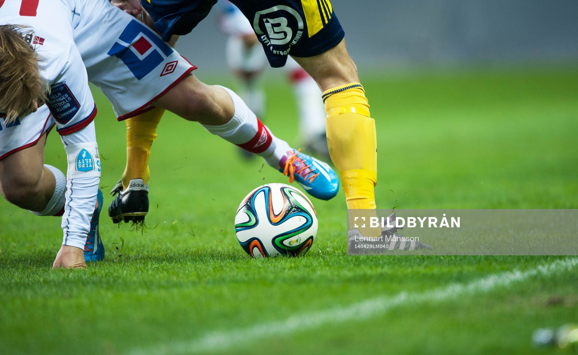 Kamp om bollen i matchen i Superettan i fotboll mellan