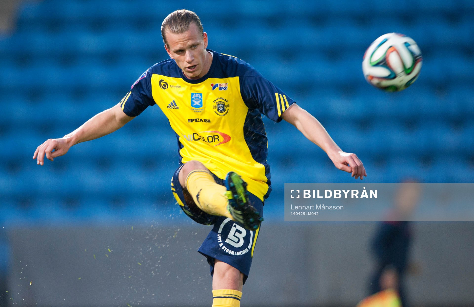 Ängelholms Sebastian Carlsén i matchen i Superettan i