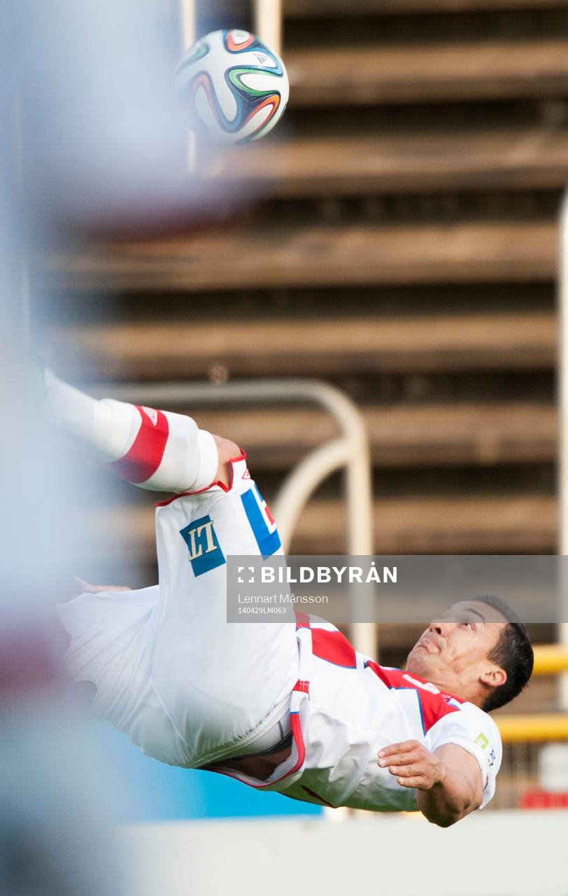 Assyriskas Admir Aganovic cykelsparkar i matchen i