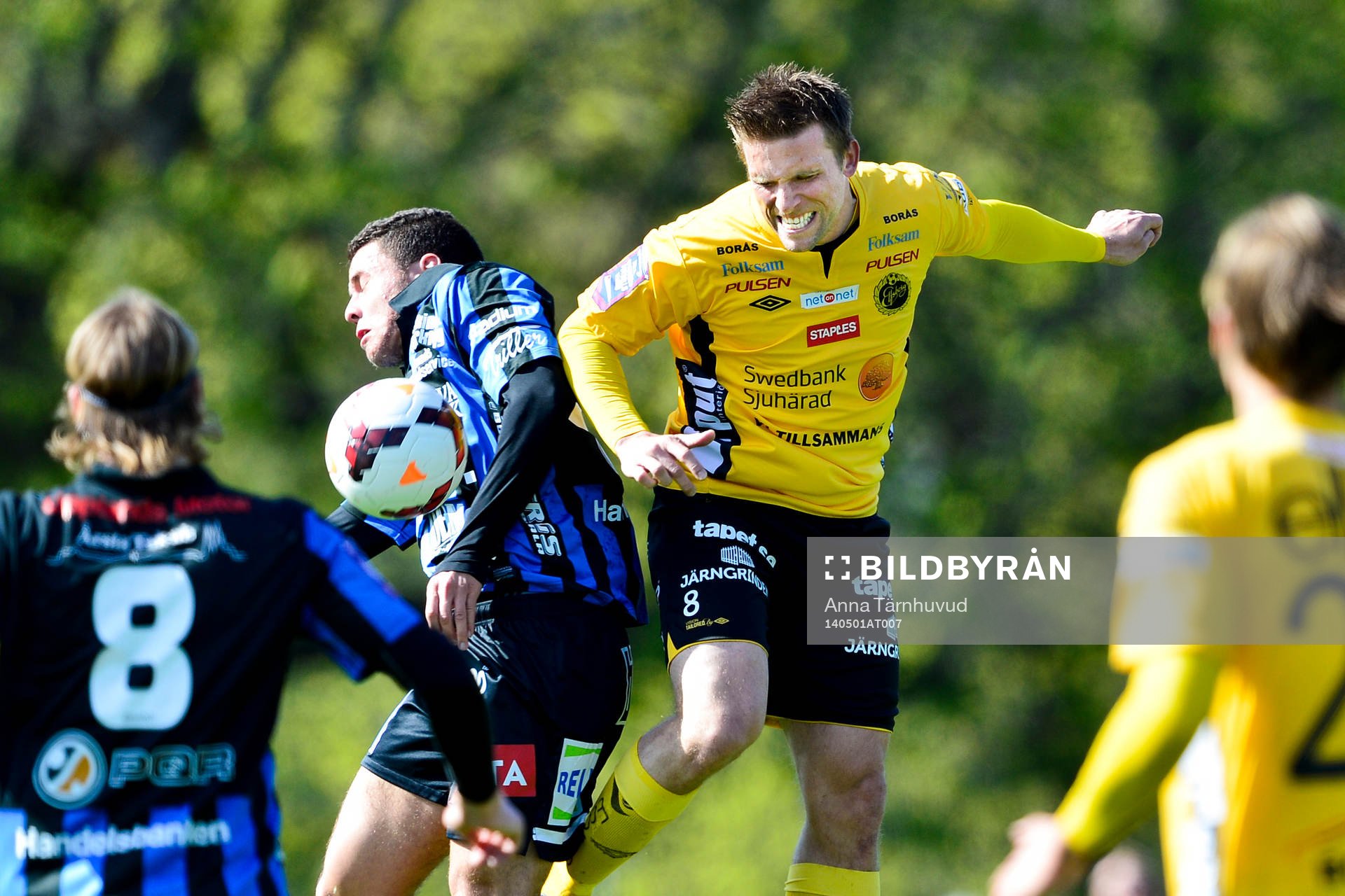 Elfsborgs Anders Svensson och Sirius Kerim Mrabti i nickduell under fotbollsmatchen i Svenska Cupen i semifinalen mellan Sirius och Elfsborg den 1 maj 2014.