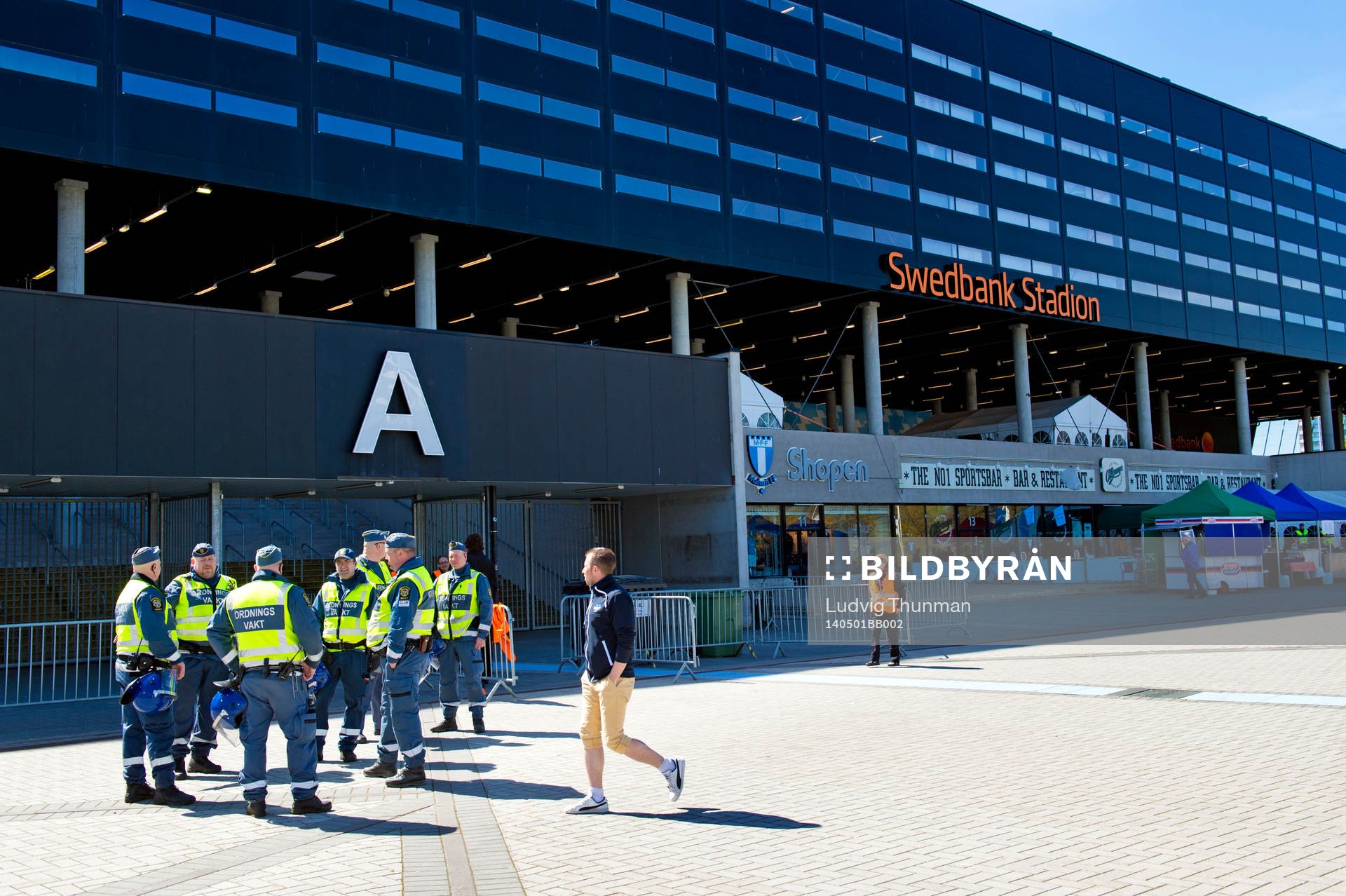 En grupp ordningsvakter stationerade utanför Swedbank
