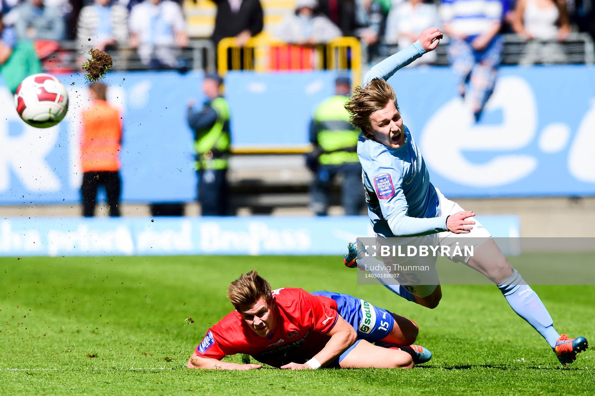 Helsingborgs Emil Krafth fäller Malmö FFs Emil Forsberg