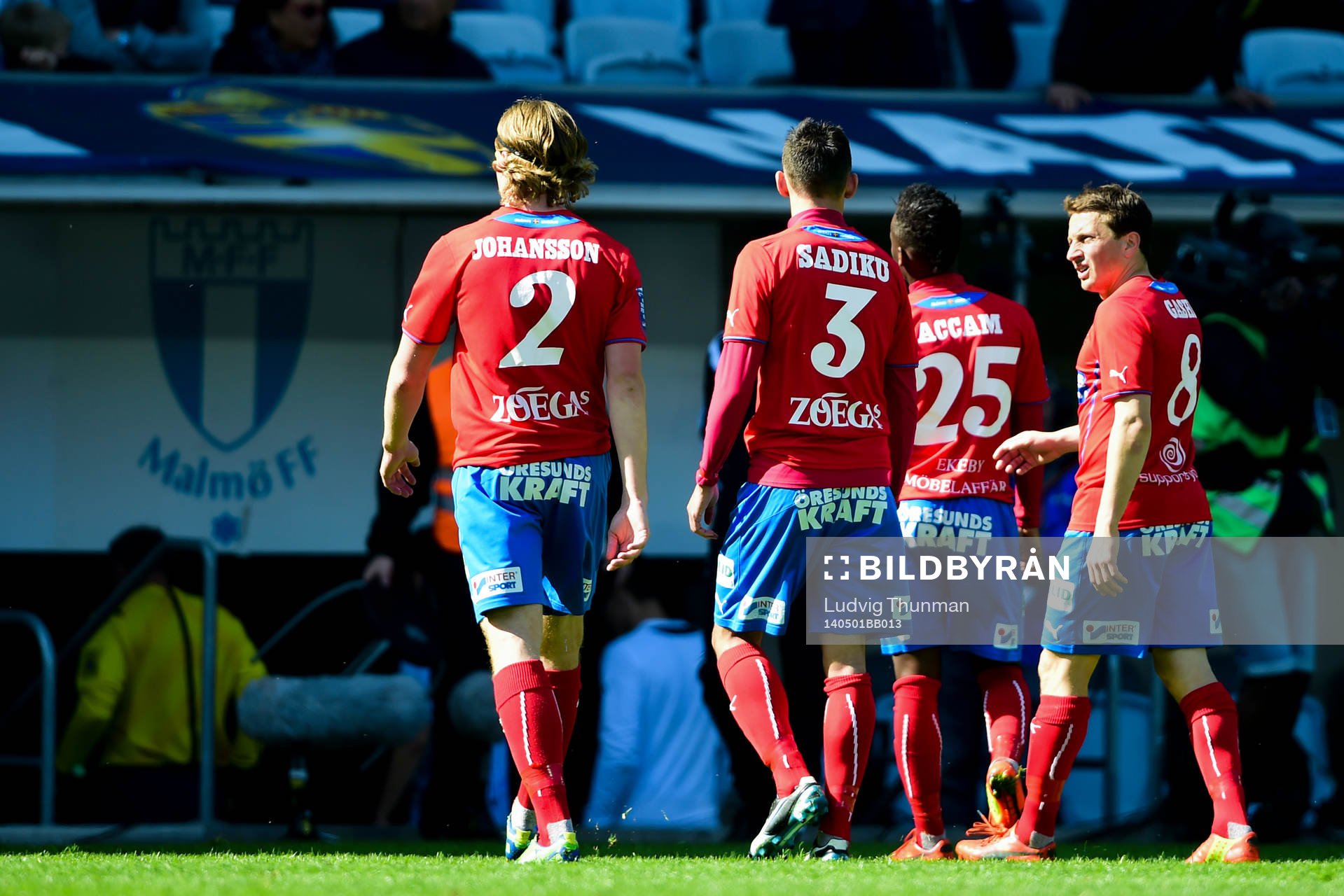 Helsingborgs Ardian Gashi tittar argt mot publiken som gör