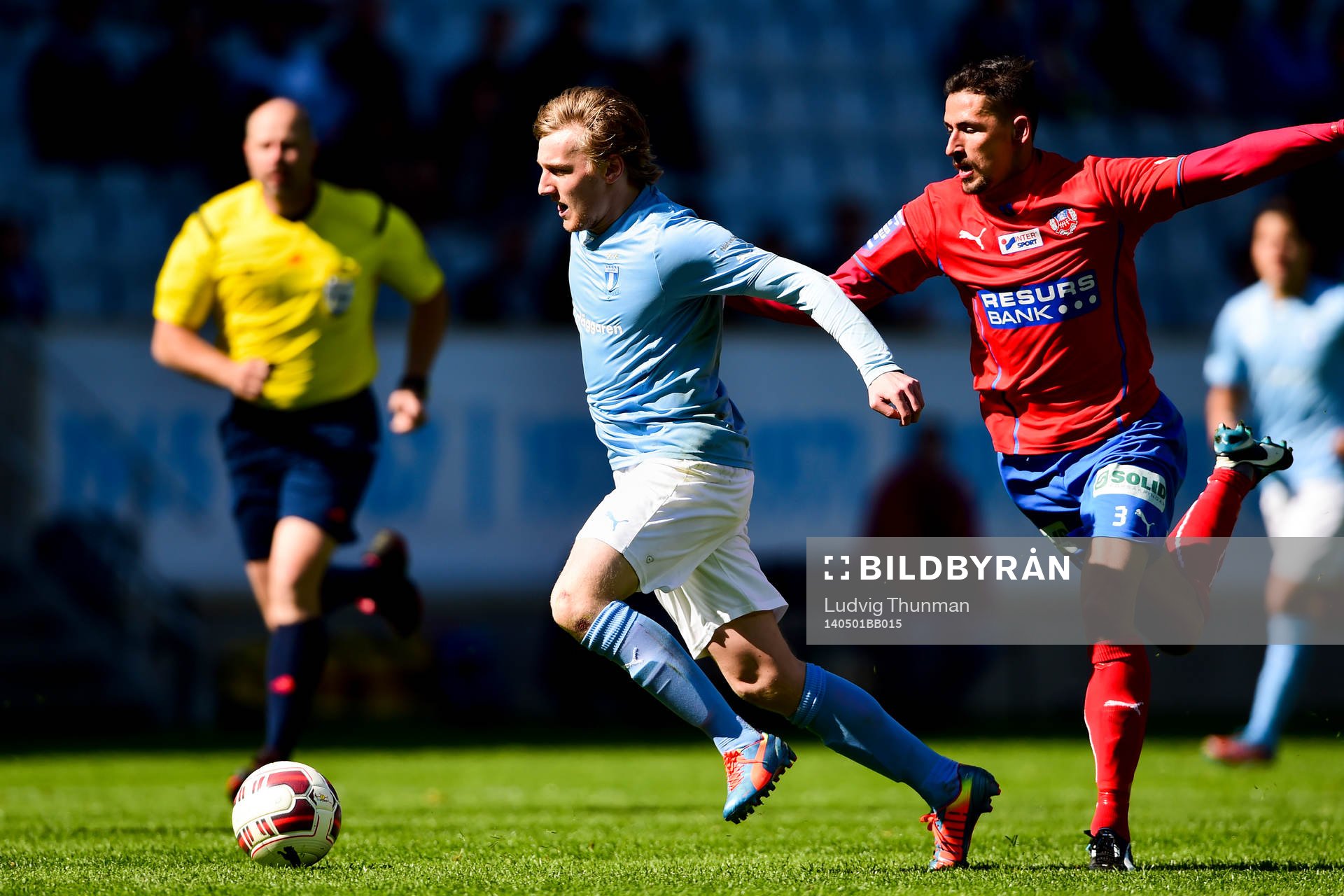 Malmö FFs Emil Forsberg jagas av Helsingborgs Loret Sadiku