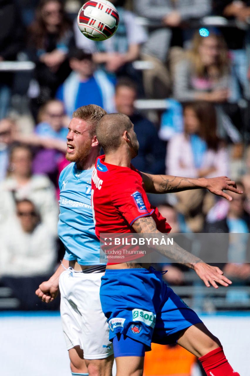 Malmö FFs Pontus Jansson i nickduell med Robin Simovic under fotbollsmatchen i Svenska Cupen mellan Malmö FF och Helsingborg den 01 maj 2014 i Malmö. 