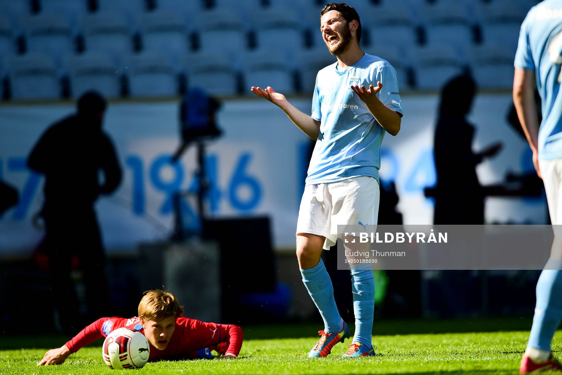 Malmö FFs Erdal Rakip skrattar åt ett domslut