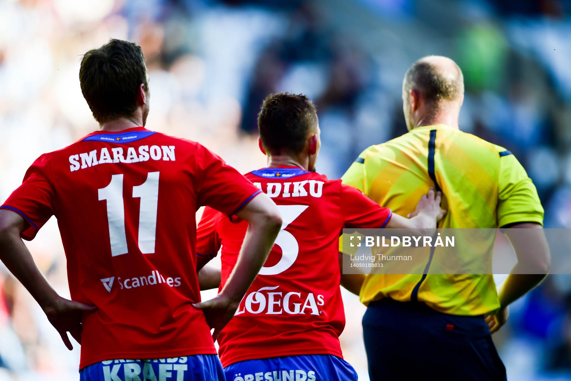 Helsingborgs Arnór Smárason tittar på när Loret Sadiku