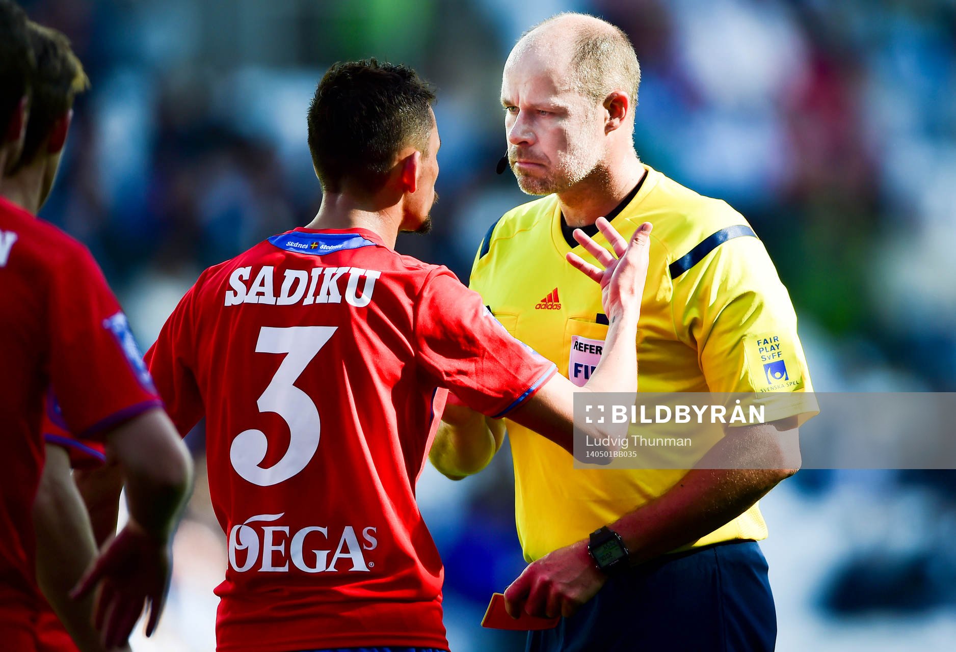 Helsingborgs Loret Sadiku puttar till domare Martin Hansson